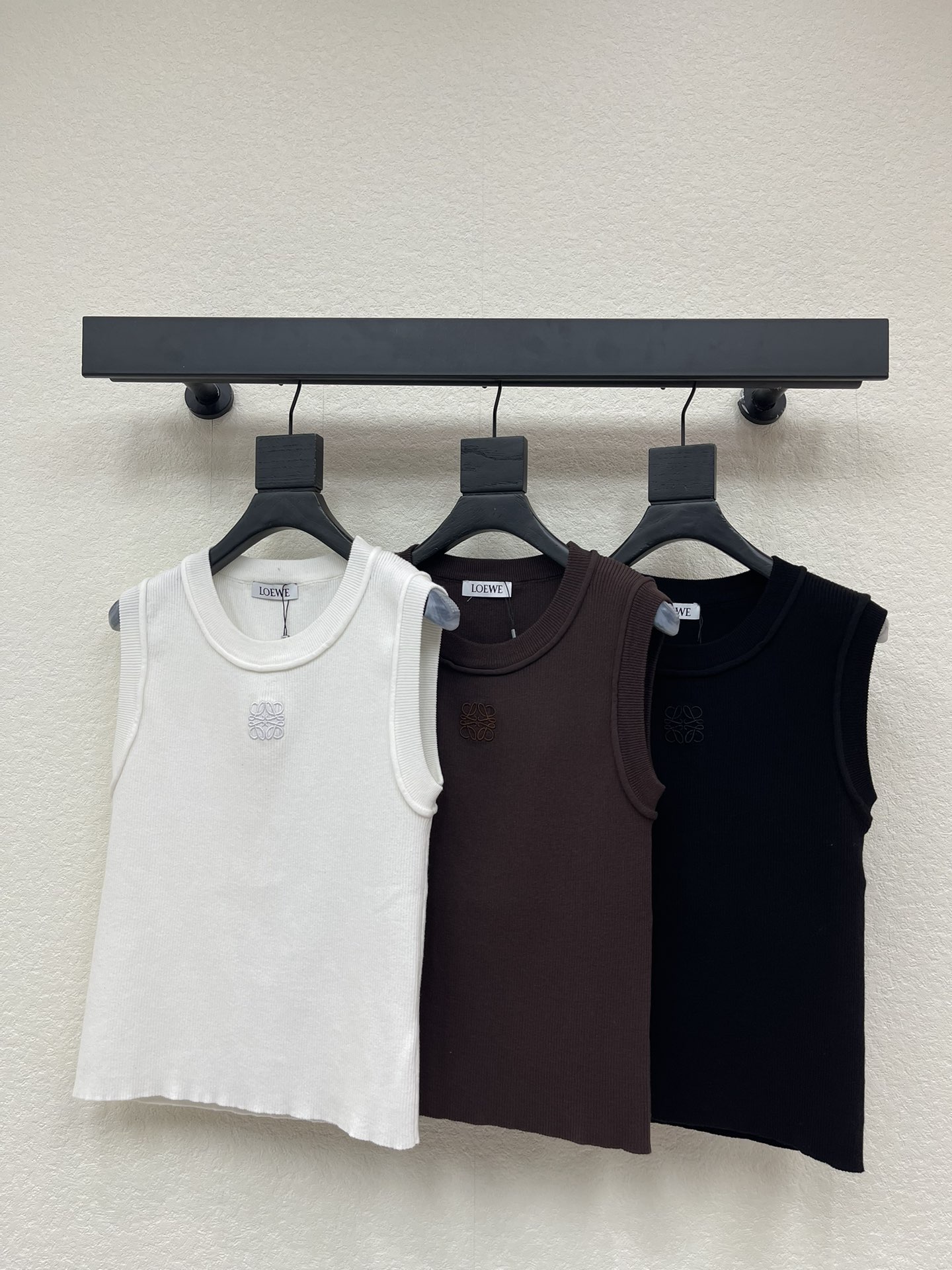 NO:666767,Loew*26 new embroidered knitted vest for early spring!  Customized imported knitted material, comfortable, stretchy and easy to wear. Delicate vertical pit stripe texture throughout the body. The embroidered totem logo is centered on the chest to highlight the brand's tone and highlight the high-end sense of wear. It allows simple styles to be worn with exquisite personality. The development of surface and accessories. Slim-fitting vest style tailoring, showing a relaxed, light, luxurious and fashionable temperament. The first choice for wearing alone and layered in all seasons!  SML A,,loewe, 19860909Loew*26早春新款刺绣针织背心！定制进口针织材质 舒适弹力好穿 通体细腻竖坑条纹肌理 胸前居中点缀刺绣图腾徽标 彰显品牌调性 凸显穿搭高级感 让简单款式穿出个性精致 面辅料开发 修身背心版型剪裁 尽显松弛轻奢时髦气质 四季单穿叠穿首选！SML A,,loewe, ,Women's clothing