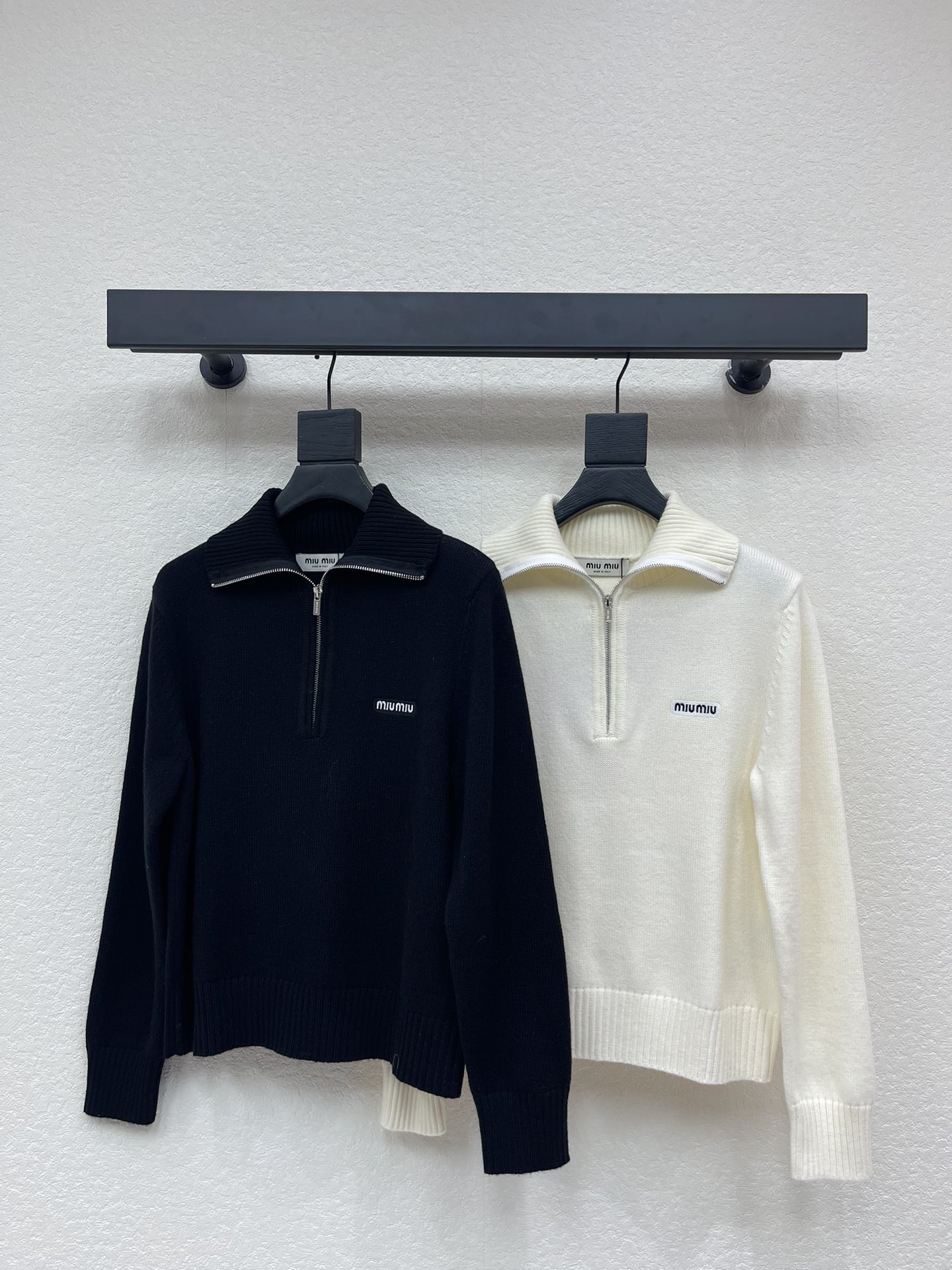 NO:666769,MiuMi* new autumn and winter zipper lapel knitted top!  Customized wool knitted yarn weaving, high-end texture, comfortable and soft, stand-up collar sweater style, half-open zipper design, with hemming thread vertical pit strip texture, highlighting the casual temperament, slim fit, creating a slim and fashionable outfit, letter logo decoration on the chest, highlighting the high-end tonality, regular fit does not matter the body shape and age, simple and versatile for daily use in all seasons!  SML A,,miumiu,sweaters, 19860909MiuMi*秋冬新款拉链翻领针织上衣！定制羊毛针织纱线织造 质感高级 舒适柔软 立翻领毛衣版型 套头半开襟拉链设计 搭配包边螺纹竖坑条肌理 突出休闲气质 修身版型 打造显瘦时髦穿搭 胸口字母徽标装饰 彰显高级调性 常规版型不挑身材年龄 四季日常简约百搭款！SML A,,miumiu,sweaters, ,Women's clothing