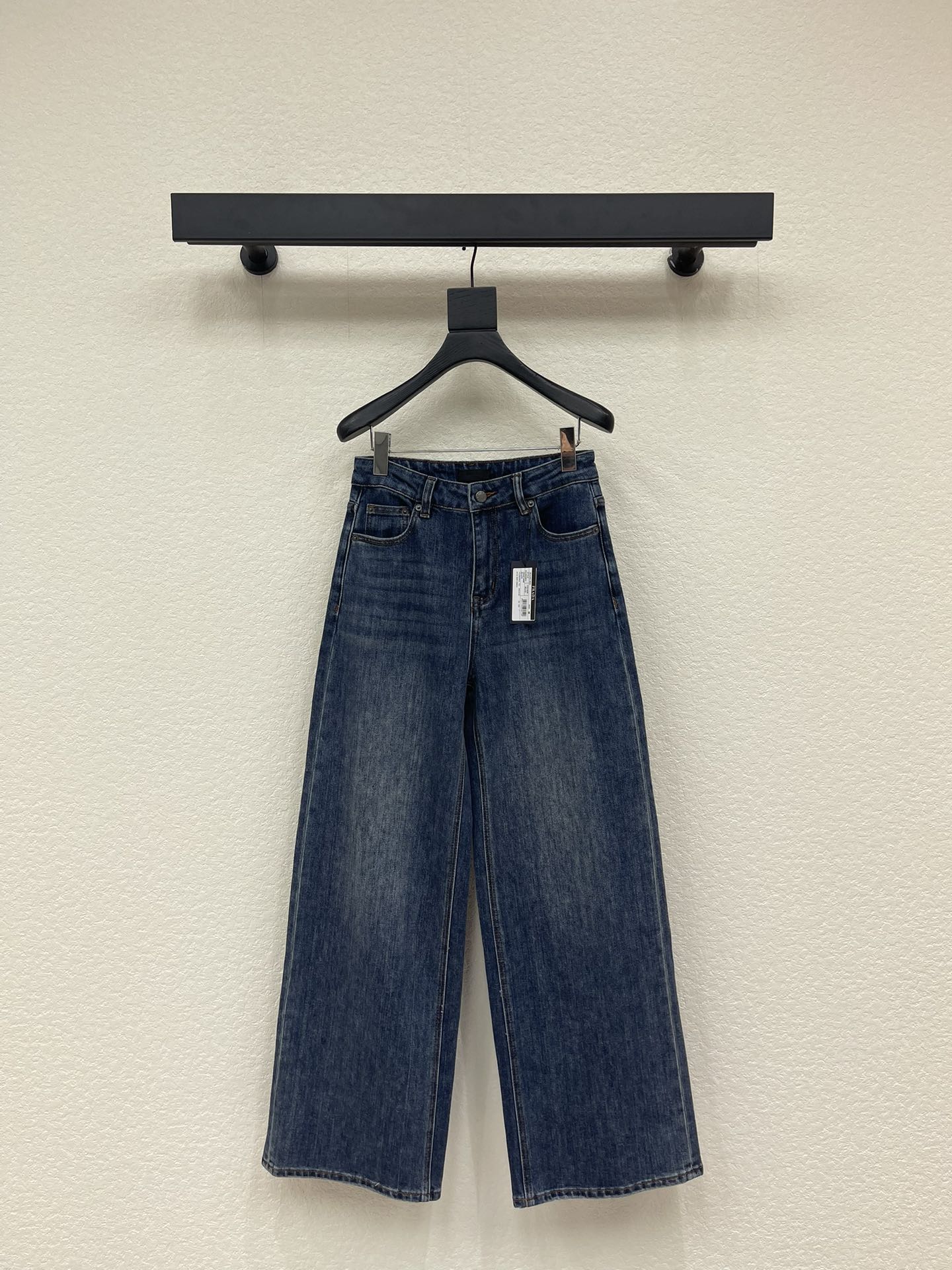 NO:683656,Prad*26 early spring new style back pocket logo jeans, made of customized imported pure cotton fabric, soft and breathable, super comfortable to wear ~ high-waisted straight design, flattering body shape, triangular metal logo on the back pocket, perfect recognition, classic blue wash process, full of retro feel, very stylish with any combination! It can be easily controlled in daily casual or street style, fashionable and versatile ~ SML,, prada, jeans,19860909Prad*26早春新款后袋徽标牛仔裤,采用定制进口纯棉面料,柔软透气,穿着超舒适~高腰直筒设计,修饰身形,后袋三角金属徽标,辨识度满分,经典蓝色洗水工艺,复古感十足,随便搭配都很有范!日常休闲or街头风都能轻松驾驭,时髦又百搭~SML,,prada,jeans,,Women's clothing