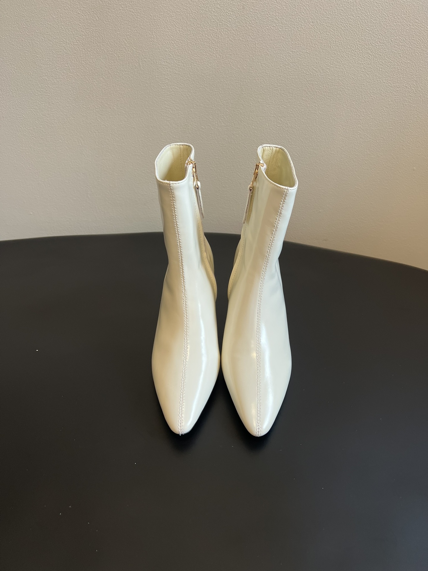 NO:705622,Bottega Venet* Elegant pointed toe high-heeled short boots. The shoes have an extremely pointed toe and are paired with a short cut at the ankle to visually stretch the leg lines and modify the calf outline. The side zipper design makes it easy to put on and take off while keeping the shoe body simple. The simple silhouette combines modern temperament, which is suitable for workplace commuting and can also create a sophisticated look. Paired with stiletto heels, it combines elegance and design, and the rubber sole improves the practicality and anti-slip properties of wearing. Material cowhide  Sheepskin lining, genuine leather injection outsole, 5cm height increase, shoe size 35-41 (customized sizes 40 and 41 are non-refundable), boots, bottega veneta, boots, cowhide, sheepskin19860909Bottega Venet*气质优雅尖头高跟短靴 鞋采用极致尖头,搭配脚踝处的短筒剪裁,视觉上拉伸腿部线条,,能修饰小腿轮廓；侧拉链开合设计,穿脱便捷且保持鞋身简洁. 简约廓形融合摩登气质,既适配职场通勤也能打造精致穿搭造型.搭配细高跟,兼顾优雅与设计感,橡胶鞋底则提升了穿着的实用性与防滑性. 材质牛皮 内里羊皮 大底真皮注塑大底 增高5cm 鞋码35-41码（40、41码定制不退换）,靴子,bottega veneta,boots,cowhide,sheepskin,Women's Shoes