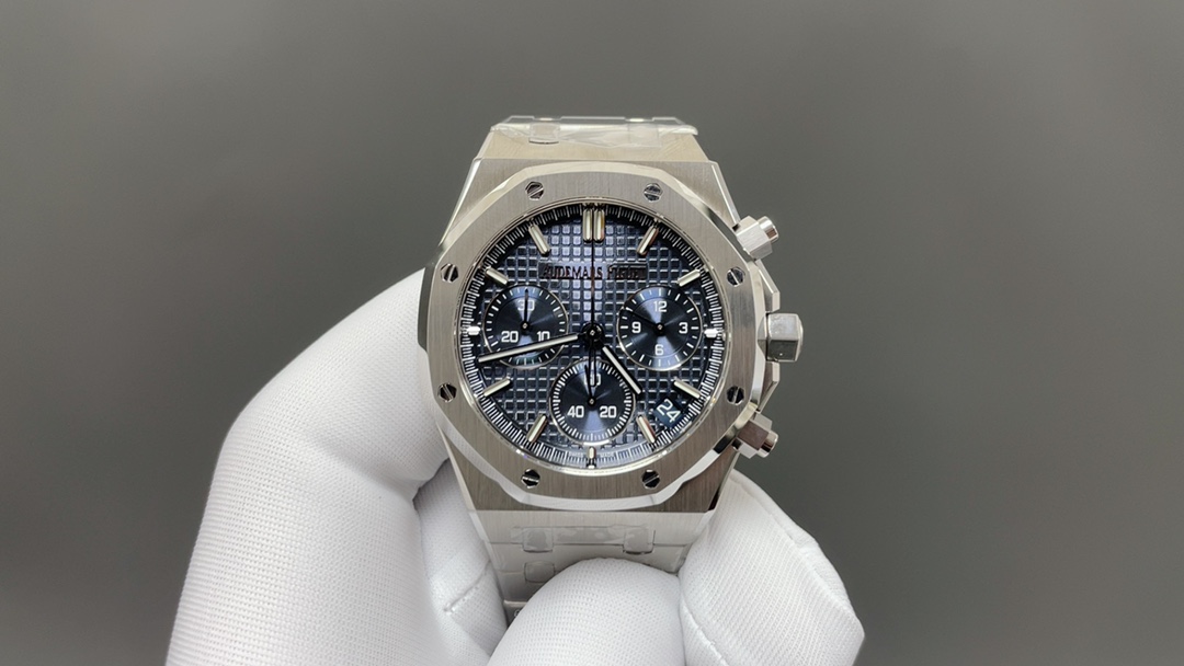 NO:662828,Platinum [DDS] creates the popular AP Audemars Piguet Royal Oak Offshore 26420 series men's chronograph watch!  [Case] ​​The 4401 guide column movement imported from Dandong Factory is 6.8mm thick. The sand lines on the dead ends of the case are obviously consistent. The octagonal lines on the case ring and bottom cover are three-dimensional and detailed, and the hand feels delicate!  The screw hexagonal holes on the bezel have precise three-dimensional hole lines. The imported high-gloss screws are three-dimensional and clean and bright. The hole positions and screws are smooth, accurate and fit perfectly without deviation. All accessories are interchangeable with the original version!  [Movement] Dandong Factory 4401 non-slip balance wheel device movement, vibration frequency 28 times/hour, 70 hours power reserve, more stable and accurate, all the finely engraved characters have the same appearance as the original version. [Dial] The dial logo and fonts are perfectly replica of the original version.  The dial and calendar window are 4-axis laser carved into a three-dimensional square shape, and the scale bars are luminous and the same size as the original!  [Watch Strap] From thick to thin, every grain of the strap is coherent and smooth, with no big or small edges. The strap is more supple and does not scratch your hands. The light and sand lines are neat and three-dimensional, and the screws are neat and three-dimensional!  The Audemars Piguet 26420 series combines the brand's classic octagonal design, complex functions and top-notch craftsmanship. It is suitable for sports style, formal wear and casual style requirements. It is the perfect fusion of mechanical aesthetics and excellent performance, setting extraordinary moments for your wrist!  【DDS】——Your satisfaction will be our infinite motivation,,audemars19860909白 金【DDS】倾情打造AP爱彼皇家橡树离岸型26420系列热门男士计时码器腕表！【表壳】引进丹东厂4401导柱机芯6.8mm厚度,表壳把头死角位砂纹线条明显一致,壳圈跟底盖八角线线条立体细致,手感细腻！表圈的螺丝六角孔位立体孔位线条精准,进口高光螺丝立体整洁光亮,孔位与螺丝顺畅精准严丝合缝无偏差,所有配件均可与原版互换！【机芯】丹东厂4401无卡度摆轮装置机芯,振频28,次/小时,70小时动力储备,更稳定更精准,精雕刻字所有外观跟原版一致.【表盘】表盘logo跟字体完美复刻原版,A字带长脚E字中间斜角在细横线 ,表盘底纹放大网格均匀立体,威化方格压纹线条明显与原版一致 ！表盘日历窗口4轴激光精雕而成立体方正,刻度条丁发光跟大小跟原版一致！【表带】表带由厚到薄每一粒都连贯流畅不会大小粒或大小边,表带更柔顺不刮手,光位砂位线条工整立体,螺丝整洁立体亮眼！ 爱彼 26420系列融合了品牌经典八角型设计、复杂功能与顶级工艺,既适合运动风格,又适合正装、休闲风格求,是机械美学与卓越性能的完美融合,为您的腕间定格非凡时刻！【DDS】——你的满意将是我们的无限动力,,audemars,Watch