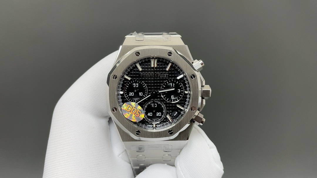 NO:715014,[DDS] Create the popular AP Audemars Piguet Royal Oak Offshore 26240 series men's chronograph watch!  [Case] ​​The 4401 guide column movement imported from Dandong Factory is 6.8mm thick. The sand lines on the dead ends of the case are obviously consistent. The octagonal lines on the case ring and bottom cover are three-dimensional and detailed, and the hand feels delicate!  The screw hexagonal holes on the bezel have precise three-dimensional hole lines. The imported high-gloss screws are three-dimensional and clean and bright. The hole positions and screws are smooth, accurate and fit perfectly without deviation. All accessories are interchangeable with the original version!  [Movement] Dandong Factory 4401 non-slip balance wheel device movement, vibration frequency 28 times/hour, 70 hours power reserve, more stable and accurate, all the finely engraved characters have the same appearance as the original version. [Dial] The dial logo and fonts are perfectly replica of the original version.  The dial and calendar window are 4-axis laser carved into a three-dimensional square shape, and the scale bars are luminous and the same size as the original!  [Watch Strap] From thick to thin, every grain of the strap is coherent and smooth, with no big or small edges. The strap is more supple and does not scratch your hands. The light and sand lines are neat and three-dimensional, and the screws are neat and three-dimensional!  The Audemars Piguet 26240 series combines the brand's classic octagonal design, complex functions and top-notch craftsmanship. It is suitable for sports style, formal wear and casual style requirements. It is the perfect fusion of mechanical aesthetics and excellent performance, capturing extraordinary moments on your wrist!  【DDS】——Your satisfaction will be our infinite motivation,,audemars19860909【DDS】倾情打造AP爱彼皇家橡树离岸型26240系列热门男士计时码器腕表！【表壳】引进丹东厂4401导柱机芯6.8mm厚度,表壳把头死角位砂纹线条明显一致,壳圈跟底盖八角线线条立体细致,手感细腻！表圈的螺丝六角孔位立体孔位线条精准,进口高光螺丝立体整洁光亮,孔位与螺丝顺畅精准严丝合缝无偏差,所有配件均可与原版互换！【机芯】丹东厂4401无卡度摆轮装置机芯,振频28,次/小时,70小时动力储备,更稳定更精准,精雕刻字所有外观跟原版一致.【表盘】表盘logo跟字体完美复刻原版,A字带长脚E字中间斜角在细横线 ,表盘底纹放大网格均匀立体,威化方格压纹线条明显与原版一致 ！表盘日历窗口4轴激光精雕而成立体方正,刻度条丁发光跟大小跟原版一致！【表带】表带由厚到薄每一粒都连贯流畅不会大小粒或大小边,表带更柔顺不刮手,光位砂位线条工整立体,螺丝整洁立体亮眼！ 爱彼 26240 系列融合了品牌经典八角型设计、复杂功能与顶级工艺,既适合运动风格,又适合正装、休闲风格求,是机械美学与卓越性能的完美融合,为您的腕间定格非凡时刻！【DDS】——你的满意将是我们的无限动力,,audemars,Watch