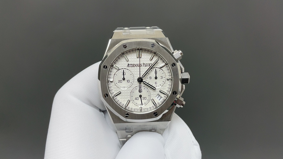 NO:715012,[DDS] Create the popular AP Audemars Piguet Royal Oak Offshore 26240 series men's chronograph watch!  [Case] ​​The 4401 guide column movement imported from Dandong Factory is 6.8mm thick. The sand lines on the dead ends of the case are obviously consistent. The octagonal lines on the case ring and bottom cover are three-dimensional and detailed, and the hand feels delicate!  The screw hexagonal holes on the bezel have precise three-dimensional hole lines. The imported high-gloss screws are three-dimensional and clean and bright. The hole positions and screws are smooth, accurate and fit perfectly without deviation. All accessories are interchangeable with the original version!  [Movement] Dandong Factory 4401 non-slip balance wheel device movement, vibration frequency 28 times/hour, 70 hours power reserve, more stable and accurate, all the finely engraved characters have the same appearance as the original version. [Dial] The dial logo and fonts are perfectly replica of the original version.  The dial and calendar window are 4-axis laser carved into a three-dimensional square shape, and the scale bars are luminous and the same size as the original!  [Watch Strap] From thick to thin, every grain of the strap is coherent and smooth, with no big or small edges. The strap is more supple and does not scratch your hands. The light and sand lines are neat and three-dimensional, and the screws are neat and three-dimensional!  The Audemars Piguet 26240 series combines the brand's classic octagonal design, complex functions and top-notch craftsmanship. It is suitable for sports style, formal wear and casual style requirements. It is the perfect fusion of mechanical aesthetics and excellent performance, and will freeze extraordinary moments on your wrist!  【DDS】——Your satisfaction will be our infinite motivation,,audemars19860909【DDS】倾情打造AP爱彼皇家橡树离岸型26240系列热门男士计时码器腕表！【表壳】引进丹东厂4401导柱机芯6.8mm厚度,表壳把头死角位砂纹线条明显一致,壳圈跟底盖八角线线条立体细致,手感细腻！表圈的螺丝六角孔位立体孔位线条精准,进口高光螺丝立体整洁光亮,孔位与螺丝顺畅精准严丝合缝无偏差,所有配件均可与原版互换！【机芯】丹东厂4401无卡度摆轮装置机芯,振频28,次/小时,70小时动力储备,更稳定更精准,精雕刻字所有外观跟原版一致.【表盘】表盘logo跟字体完美复刻原版,A字带长脚E字中间斜角在细横线 ,表盘底纹放大网格均匀立体,威化方格压纹线条明显与原版一致 ！表盘日历窗口4轴激光精雕而成立体方正,刻度条丁发光跟大小跟原版一致！【表带】表带由厚到薄每一粒都连贯流畅不会大小粒或大小边,表带更柔顺不刮手,光位砂位线条工整立体,螺丝整洁立体亮眼！ 爱彼 26240系列融合了品牌经典八角型设计、复杂功能与顶级工艺,既适合运动风格,又适合正装、休闲风格求,是机械美学与卓越性能的完美融合,为您的腕间定格非凡时刻！【DDS】——你的满意将是我们的无限动力,,audemars,Watch