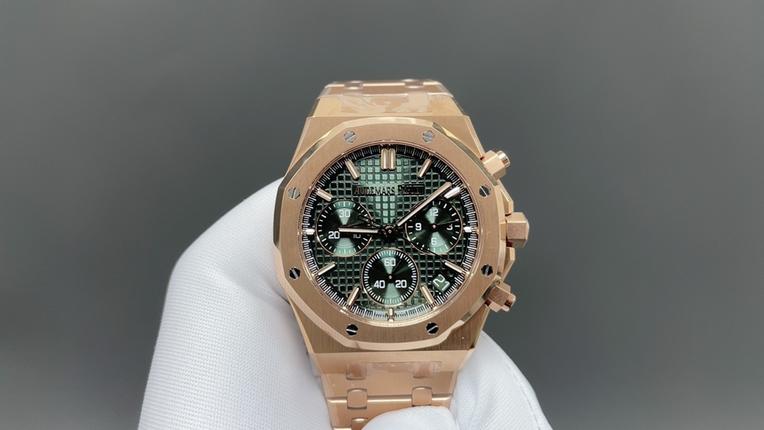 NO:715009,[DDS] Create the popular AP Audemars Piguet Royal Oak Offshore 26240 series men's chronograph watch!  [Case] ​​The 4401 guide column movement imported from Dandong Factory is 6.8mm thick. The sand lines on the dead ends of the case are obviously consistent. The octagonal lines on the case ring and bottom cover are three-dimensional and detailed, and the hand feels delicate!  The screw hexagonal holes on the bezel have precise three-dimensional hole lines. The imported high-gloss screws are three-dimensional and clean and bright. The hole positions and screws are smooth, accurate and fit perfectly without deviation. All accessories are interchangeable with the original version!  [Movement] Dandong Factory 4401 non-slip balance wheel device movement, vibration frequency 28 times/hour, 70 hours power reserve, more stable and accurate, all the finely engraved characters have the same appearance as the original version. [Dial] The dial logo and fonts are perfectly replica of the original version.  The dial and calendar window are 4-axis laser carved into a three-dimensional square shape, and the scale bars are luminous and the same size as the original!  [Watch Strap] From thick to thin, every grain of the strap is coherent and smooth, with no big or small edges. The strap is more supple and does not scratch your hands. The light and sand lines are neat and three-dimensional, and the screws are neat and three-dimensional!  The Audemars Piguet 26240 series combines the brand's classic octagonal design, complex functions and top-notch craftsmanship. It is suitable for sports style, formal wear and casual style requirements. It is the perfect fusion of mechanical aesthetics and excellent performance, and will freeze extraordinary moments on your wrist!  【DDS】——Your satisfaction will be our infinite motivation,,audemars19860909【DDS】倾情打造AP爱彼皇家橡树离岸型26240系列热门男士计时码器腕表！【表壳】引进丹东厂4401导柱机芯6.8mm厚度,表壳把头死角位砂纹线条明显一致,壳圈跟底盖八角线线条立体细致,手感细腻！表圈的螺丝六角孔位立体孔位线条精准,进口高光螺丝立体整洁光亮,孔位与螺丝顺畅精准严丝合缝无偏差,所有配件均可与原版互换！【机芯】丹东厂4401无卡度摆轮装置机芯,振频28,次/小时,70小时动力储备,更稳定更精准,精雕刻字所有外观跟原版一致.【表盘】表盘logo跟字体完美复刻原版,A字带长脚E字中间斜角在细横线 ,表盘底纹放大网格均匀立体,威化方格压纹线条明显与原版一致 ！表盘日历窗口4轴激光精雕而成立体方正,刻度条丁发光跟大小跟原版一致！【表带】表带由厚到薄每一粒都连贯流畅不会大小粒或大小边,表带更柔顺不刮手,光位砂位线条工整立体,螺丝整洁立体亮眼！ 爱彼 26240系列融合了品牌经典八角型设计、复杂功能与顶级工艺,既适合运动风格,又适合正装、休闲风格求,是机械美学与卓越性能的完美融合,为您的腕间定格非凡时刻！【DDS】——你的满意将是我们的无限动力,,audemars,Watch