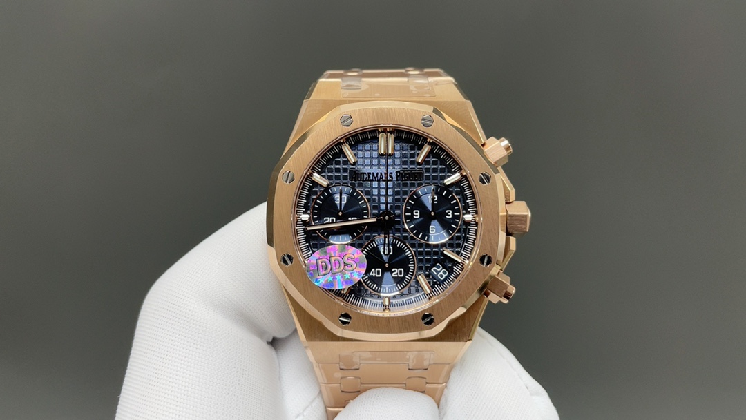 NO:715008,[DDS] Create the popular AP Audemars Piguet Royal Oak Offshore 26240 series men's chronograph watch!  [Case] ​​The 4401 guide column movement imported from Dandong Factory is 6.8mm thick. The sand lines on the dead ends of the case are obviously consistent. The octagonal lines on the case ring and bottom cover are three-dimensional and detailed, and the hand feels delicate!  The screw hexagonal holes on the bezel have precise three-dimensional hole lines. The imported high-gloss screws are three-dimensional and clean and bright. The hole positions and screws are smooth, accurate and fit perfectly without deviation. All accessories are interchangeable with the original version!  [Movement] Dandong Factory 4401 non-slip balance wheel device movement, vibration frequency 28 times/hour, 70 hours power reserve, more stable and accurate, all the finely engraved characters have the same appearance as the original version. [Dial] The dial logo and fonts are perfectly replica of the original version.  The dial and calendar window are 4-axis laser carved into a three-dimensional square shape, and the scale bars are luminous and the same size as the original!  [Watch Strap] From thick to thin, every grain of the strap is coherent and smooth, with no big or small edges. The strap is more supple and does not scratch your hands. The light and sand lines are neat and three-dimensional, and the screws are neat and three-dimensional!  The Audemars Piguet 26240 series combines the brand's classic octagonal design, complex functions and top-notch craftsmanship. It is suitable for sports style, formal wear and casual style requirements. It is the perfect fusion of mechanical aesthetics and excellent performance, capturing extraordinary moments on your wrist!  【DDS】——Your satisfaction will be our infinite motivation,,audemars19860909【DDS】倾情打造AP爱彼皇家橡树离岸型26240系列热门男士计时码器腕表！【表壳】引进丹东厂4401导柱机芯6.8mm厚度,表壳把头死角位砂纹线条明显一致,壳圈跟底盖八角线线条立体细致,手感细腻！表圈的螺丝六角孔位立体孔位线条精准,进口高光螺丝立体整洁光亮,孔位与螺丝顺畅精准严丝合缝无偏差,所有配件均可与原版互换！【机芯】丹东厂4401无卡度摆轮装置机芯,振频28,次/小时,70小时动力储备,更稳定更精准,精雕刻字所有外观跟原版一致.【表盘】表盘logo跟字体完美复刻原版,A字带长脚E字中间斜角在细横线 ,表盘底纹放大网格均匀立体,威化方格压纹线条明显与原版一致 ！表盘日历窗口4轴激光精雕而成立体方正,刻度条丁发光跟大小跟原版一致！【表带】表带由厚到薄每一粒都连贯流畅不会大小粒或大小边,表带更柔顺不刮手,光位砂位线条工整立体,螺丝整洁立体亮眼！ 爱彼 26240 系列融合了品牌经典八角型设计、复杂功能与顶级工艺,既适合运动风格,又适合正装、休闲风格求,是机械美学与卓越性能的完美融合,为您的腕间定格非凡时刻！【DDS】——你的满意将是我们的无限动力,,audemars,Watch