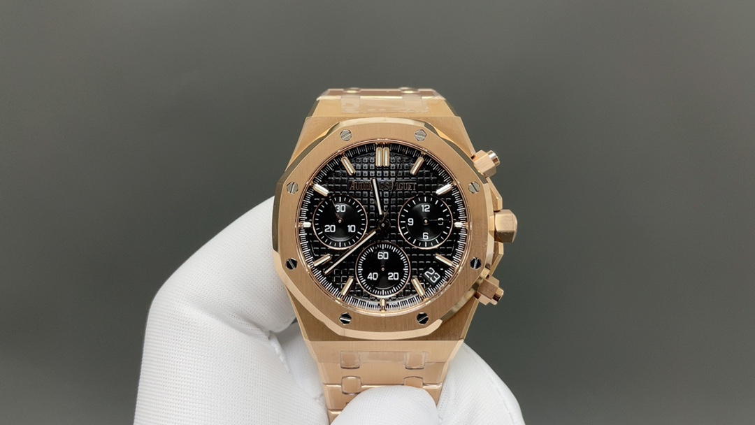 NO:715005,[DDS] Create the popular AP Audemars Piguet Royal Oak Offshore 26240 series men's chronograph watch!  [Case] ​​The 4401 guide column movement imported from Dandong Factory is 6.8mm thick. The sand lines on the dead ends of the case are obviously consistent. The octagonal lines on the case ring and bottom cover are three-dimensional and detailed, and the hand feels delicate!  The screw hexagonal holes on the bezel have precise three-dimensional hole lines. The imported high-gloss screws are three-dimensional and clean and bright. The hole positions and screws are smooth, accurate and fit perfectly without deviation. All accessories are interchangeable with the original version!  [Movement] Dandong Factory 4401 non-slip balance wheel device movement, vibration frequency 28 times/hour, 70 hours power reserve, more stable and accurate, all the finely engraved characters have the same appearance as the original version. [Dial] The dial logo and fonts are perfectly replica of the original version.  The dial and calendar window are 4-axis laser carved into a three-dimensional square shape, and the scale bars are luminous and the same size as the original!  [Watch Strap] From thick to thin, every grain of the strap is coherent and smooth, with no big or small edges. The strap is more supple and does not scratch your hands. The light and sand lines are neat and three-dimensional, and the screws are neat and three-dimensional!  The Audemars Piguet 26240 series combines the brand's classic octagonal design, complex functions and top-notch craftsmanship. It is suitable for sports style, formal wear and casual style requirements. It is the perfect fusion of mechanical aesthetics and excellent performance, and will freeze extraordinary moments on your wrist!  【DDS】——Your satisfaction will be our infinite motivation,,audemars19860909【DDS】倾情打造AP爱彼皇家橡树离岸型26240系列热门男士计时码器腕表！【表壳】引进丹东厂4401导柱机芯6.8mm厚度,表壳把头死角位砂纹线条明显一致,壳圈跟底盖八角线线条立体细致,手感细腻！表圈的螺丝六角孔位立体孔位线条精准,进口高光螺丝立体整洁光亮,孔位与螺丝顺畅精准严丝合缝无偏差,所有配件均可与原版互换！【机芯】丹东厂4401无卡度摆轮装置机芯,振频28,次/小时,70小时动力储备,更稳定更精准,精雕刻字所有外观跟原版一致.【表盘】表盘logo跟字体完美复刻原版,A字带长脚E字中间斜角在细横线 ,表盘底纹放大网格均匀立体,威化方格压纹线条明显与原版一致 ！表盘日历窗口4轴激光精雕而成立体方正,刻度条丁发光跟大小跟原版一致！【表带】表带由厚到薄每一粒都连贯流畅不会大小粒或大小边,表带更柔顺不刮手,光位砂位线条工整立体,螺丝整洁立体亮眼！ 爱彼 26240系列融合了品牌经典八角型设计、复杂功能与顶级工艺,既适合运动风格,又适合正装、休闲风格求,是机械美学与卓越性能的完美融合,为您的腕间定格非凡时刻！【DDS】——你的满意将是我们的无限动力,,audemars,Watch