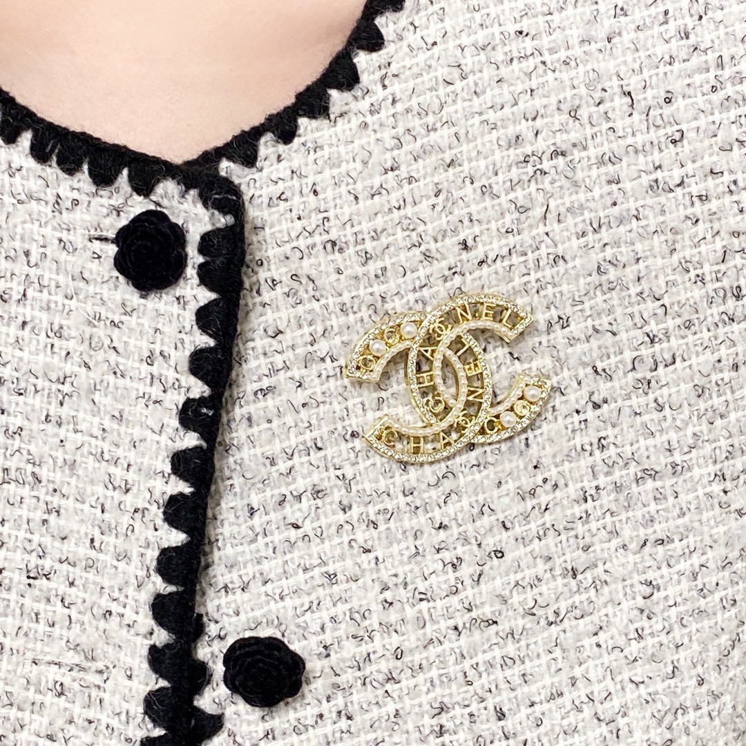 NO:665365,CHANEL Xiaoxiang counter's new diamond-encrusted Chanel brooch is the accessory that understands women best. Women who devote all their efforts to being themselves tend to cherish the meaning of the brooch more. Ms. Chanel pinned the brooch on her hat and told the fashionable ladies who imitated her that 'brooches are very practical. They can be pinned on suit collars, pockets, hats, belts or evening gowns. Boutique jewelry, chanel, chanel, business  suit, brooch, breastpin, hats19860909CHANEL小香 专柜新款镶钻香奈儿胸针,是最懂女人的饰物.那些倾注了全部心血去做自己的女人,往往更珍惜胸针的意义.香奈儿女士把胸针别在帽子上,并告诉那些模仿她的时髦女士们[胸针可是非常实用,它可以别在西装领上、口袋上、帽子上、腰带上或者是晚礼服上,饰品精品,chanel,chanel,business suit,brooch，breastpin,hats,Jewelry