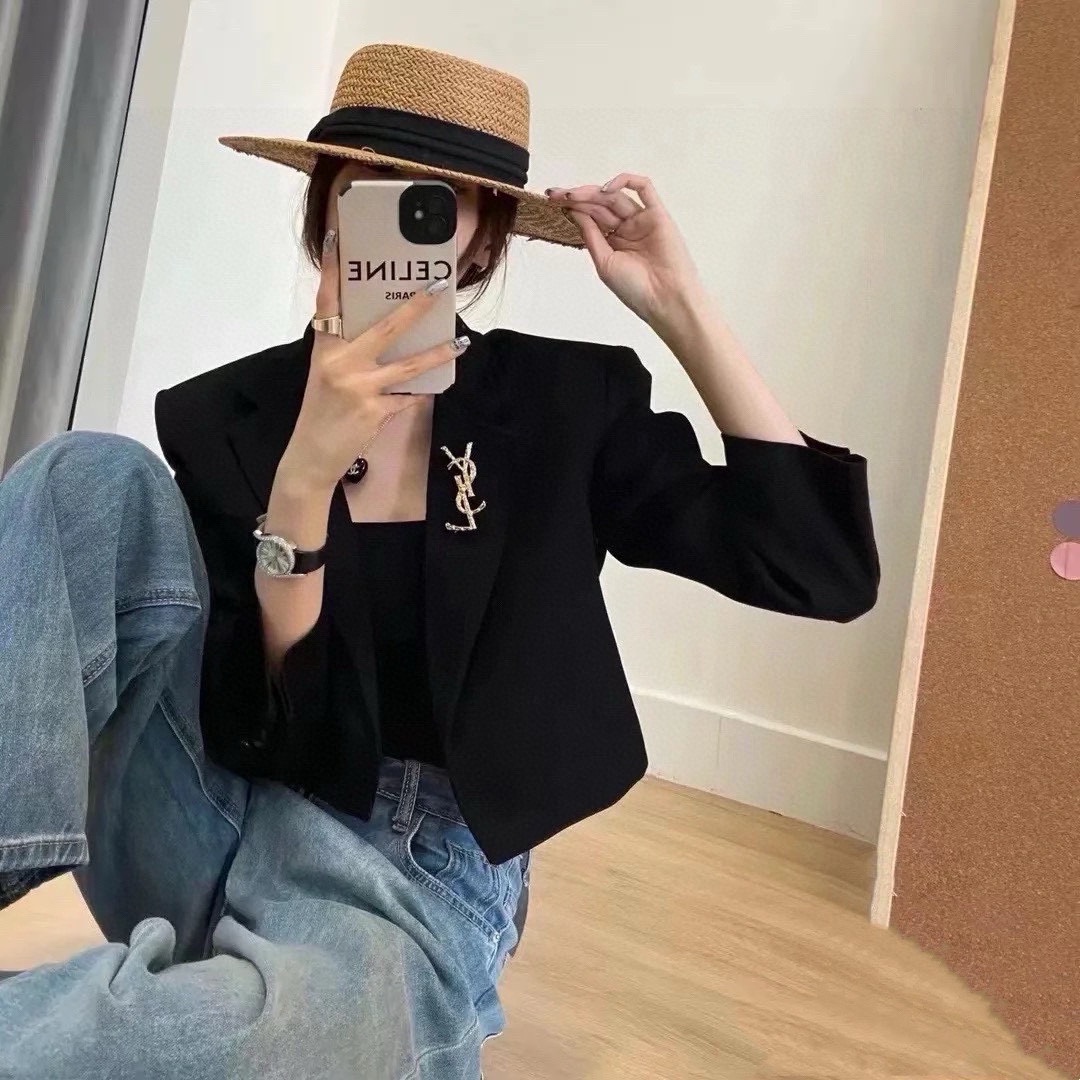 NO:665376,YSL Yves Saint Laurent counters are launching new brooches at the same time. They are the accessories that know women best. Women who devote all their efforts to being themselves tend to cherish the meaning of brooches more. Ms. Saint Laurent pinned the brooch on her hat and told the fashionable ladies who imitated her [Brooch is very practical. It can be pinned on the collar of a suit, on a pocket, on a hat, on a belt or on an evening dress. Boutique jewelry, saint laurent, saint laurent, business  suit, brooch, breastpin, hats19860909YSL圣罗兰专柜新款同步上新胸针,是最懂女人的饰物.那些倾注了全部心血去做自己的女人,往往更珍惜胸针的意义.圣罗兰女士把胸针别在帽子上,并告诉那些模仿她的时髦女士们[胸针可是非常实用,它可以别在西装领上、口袋上、帽子上、腰带上或者是晚礼服上,饰品精品,saint laurent,saint laurent,business suit,brooch，breastpin,hats,Jewelry