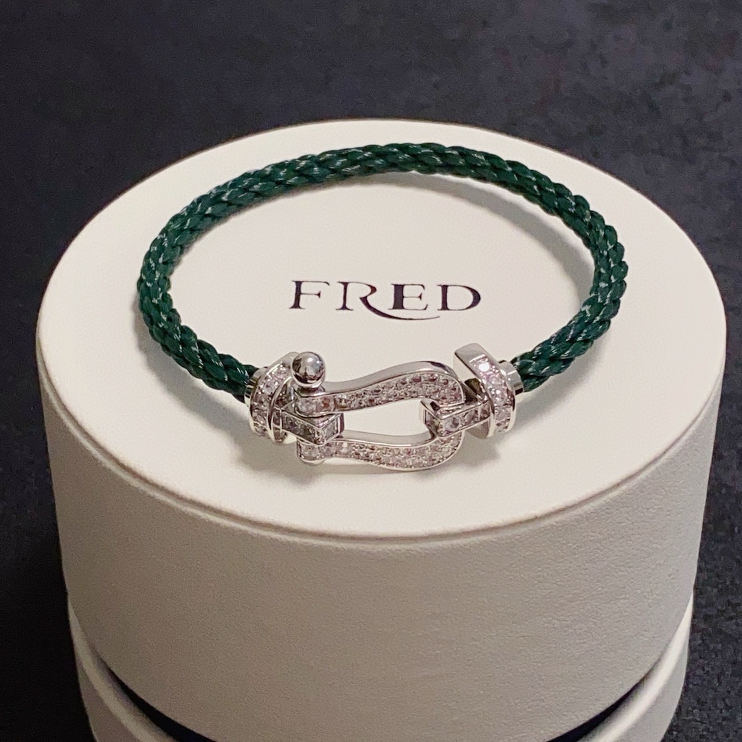 Fred 新品发布 火爆 Fred斐登银色扣头满钻、半钻、无钻马蹄扣中性款高品质尼龙绳绿色手链手绳手镯 本命年红皮绳 FORCE 系列手链 高端定制～亚金微电镀18k金工艺 精工马蹄扣头手镯 上手效果非常百搭 达人 一族 单品 玫瑰金、黄金、银色扣头 男女 两个码数：17/19cm