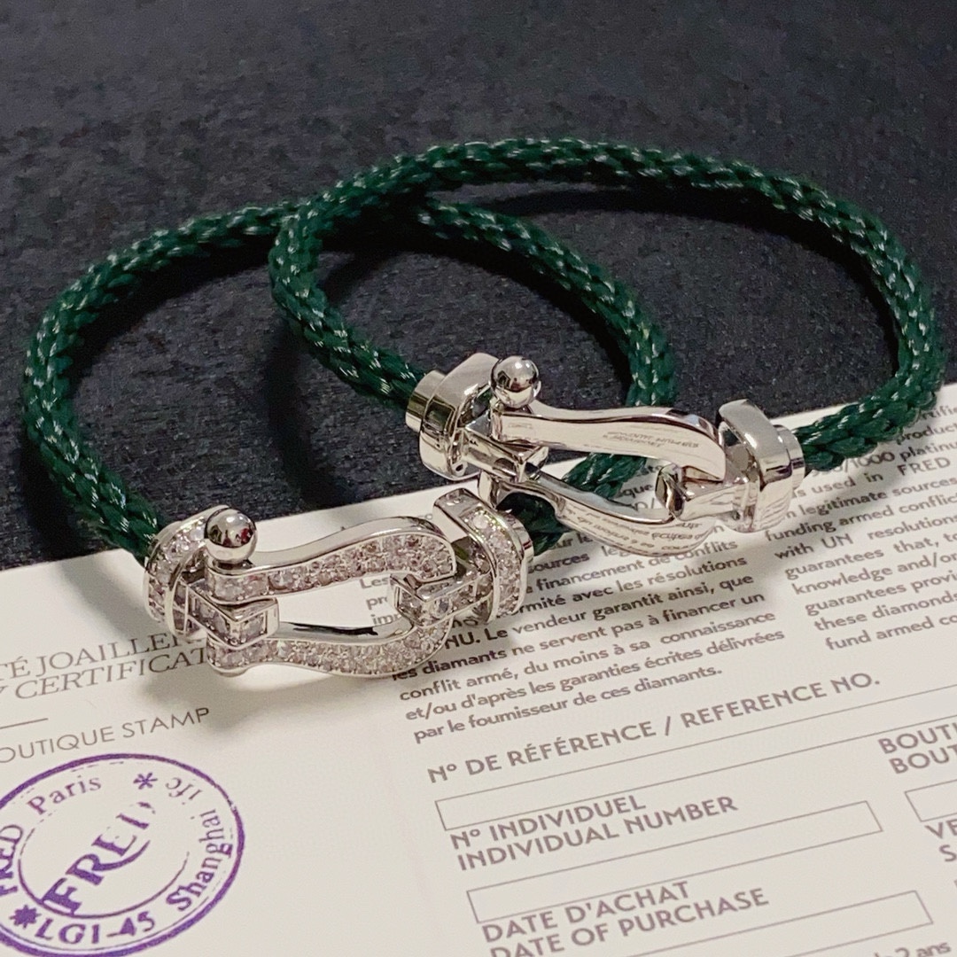 Fred 新品发布 火爆 Fred斐登银色扣头满钻、半钻、无钻马蹄扣中性款高品质尼龙绳绿色手链手绳手镯 本命年红皮绳 FORCE 系列手链 高端定制～亚金微电镀18k金工艺 精工马蹄扣头手镯 上手效果非常百搭 达人 一族 单品 玫瑰金、黄金、银色扣头 男女 两个码数：17/19cm