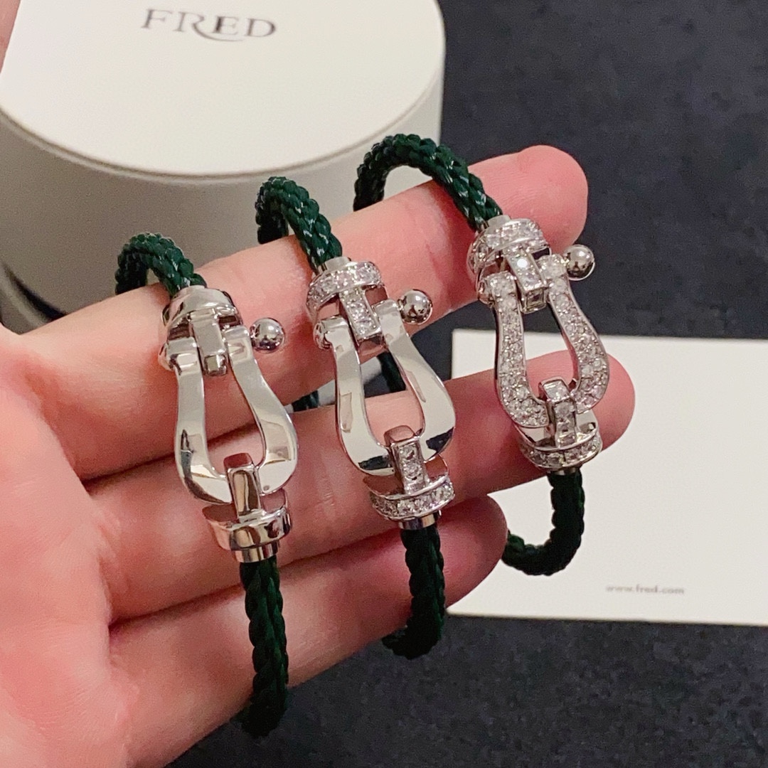 Fred 新品发布 火爆 Fred斐登银色扣头满钻、半钻、无钻马蹄扣中性款高品质尼龙绳绿色手链手绳手镯 本命年红皮绳 FORCE 系列手链 高端定制～亚金微电镀18k金工艺 精工马蹄扣头手镯 上手效果非常百搭 达人 一族 单品 玫瑰金、黄金、银色扣头 男女 两个码数：17/19cm