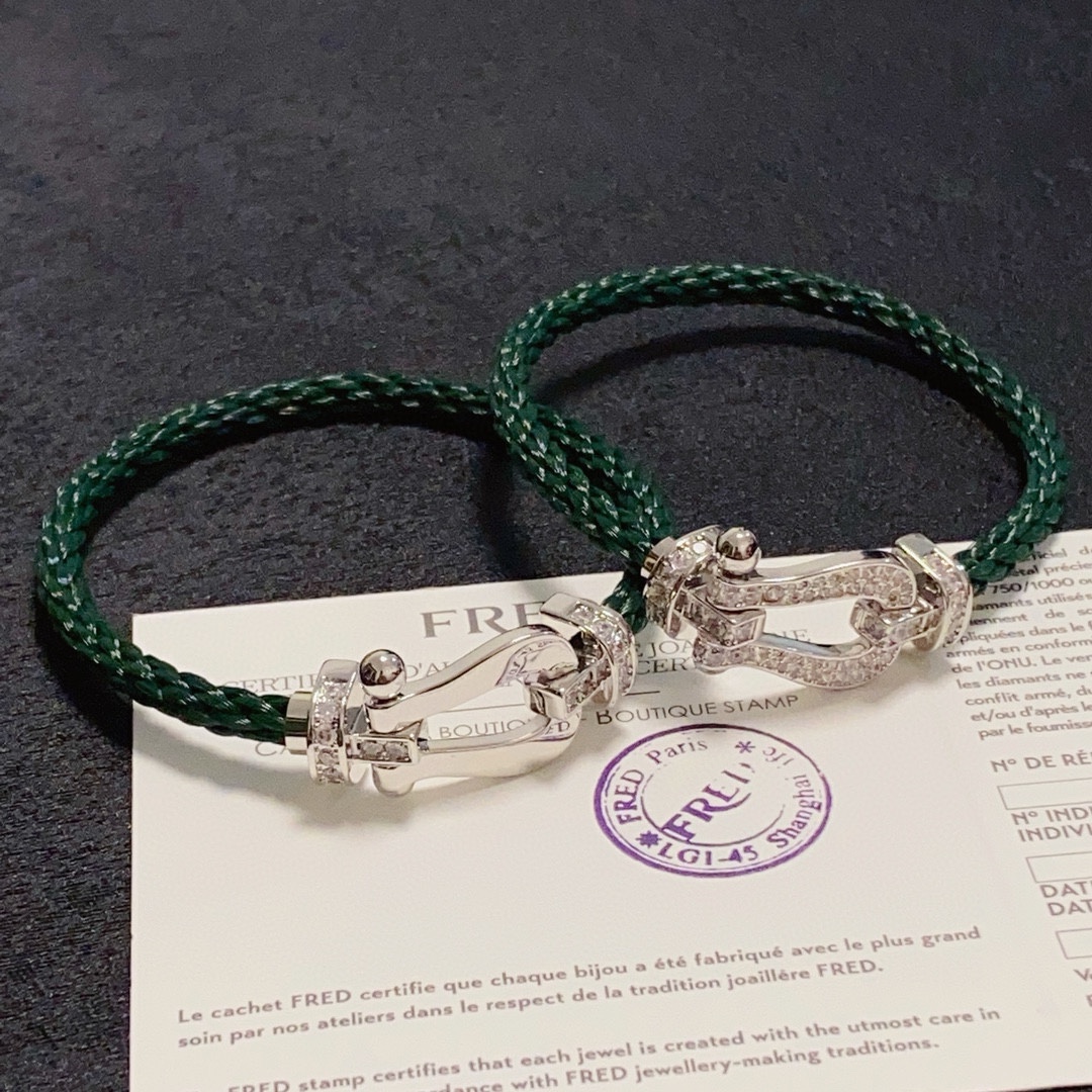 Fred 新品发布 火爆 Fred斐登银色扣头满钻、半钻、无钻马蹄扣中性款高品质尼龙绳绿色手链手绳手镯 本命年红皮绳 FORCE 系列手链 高端定制～亚金微电镀18k金工艺 精工马蹄扣头手镯 上手效果非常百搭 达人 一族 单品 玫瑰金、黄金、银色扣头 男女 两个码数：17/19cm