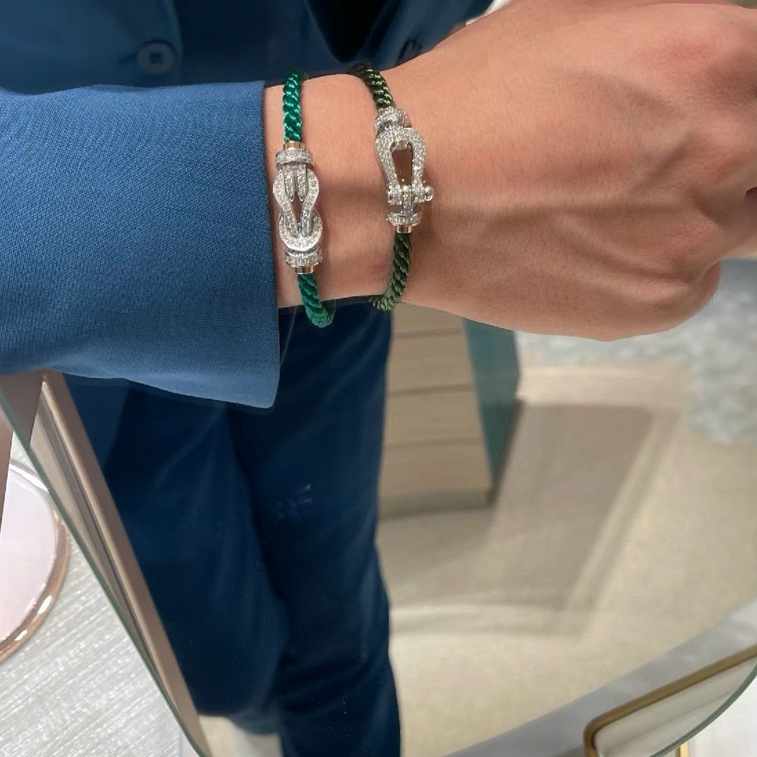 Fred 新品发布 火爆 Fred斐登银色扣头满钻、半钻、无钻马蹄扣中性款高品质尼龙绳绿色手链手绳手镯 本命年红皮绳 FORCE 系列手链 高端定制～亚金微电镀18k金工艺 精工马蹄扣头手镯 上手效果非常百搭 达人 一族 单品 玫瑰金、黄金、银色扣头 男女 两个码数：17/19cm