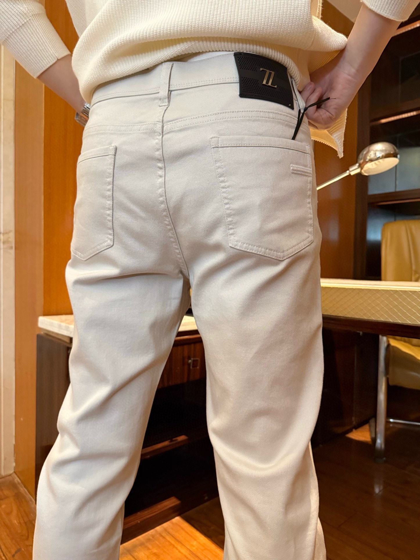 NO:686085,Ermenegildo Zegna-2025 new casual pants!  Light apricot washed denim fabric has a soft and advanced 'matte matte feel', which not only retains the stiffness of denim, but is more delicate and skin-friendly than ordinary denim; it is slim-fitting and slightly straight cut, not tight or draggy, modifying the leg shape while taking into account comfort. Metal  Buttons + leather logo embellishment on the back waist, simple yet exquisite texture, not monotonous for daily wear, not obtrusive for formal occasions. Size: 29-38 (model 180/140 wears 32, comes with Hong Kong Lane Crawford gift box packaging),,zegna,19860909杰尼亚-2025新款休闲裤！浅杏色水洗牛仔面料,自带柔和高级的“雾面哑光感”,既保留牛仔的挺括度,又比普通牛仔更细腻亲肤；修身微直筒剪裁,不紧绷不拖沓,修饰腿型同时兼顾舒适.金属纽扣+后腰皮质标点缀,简约中带精致质感,日常穿不单调、正式场合不突兀.码数:29-38(模特180/140穿32,配香港连卡佛礼盒包装),,zegna,,Men's clothing