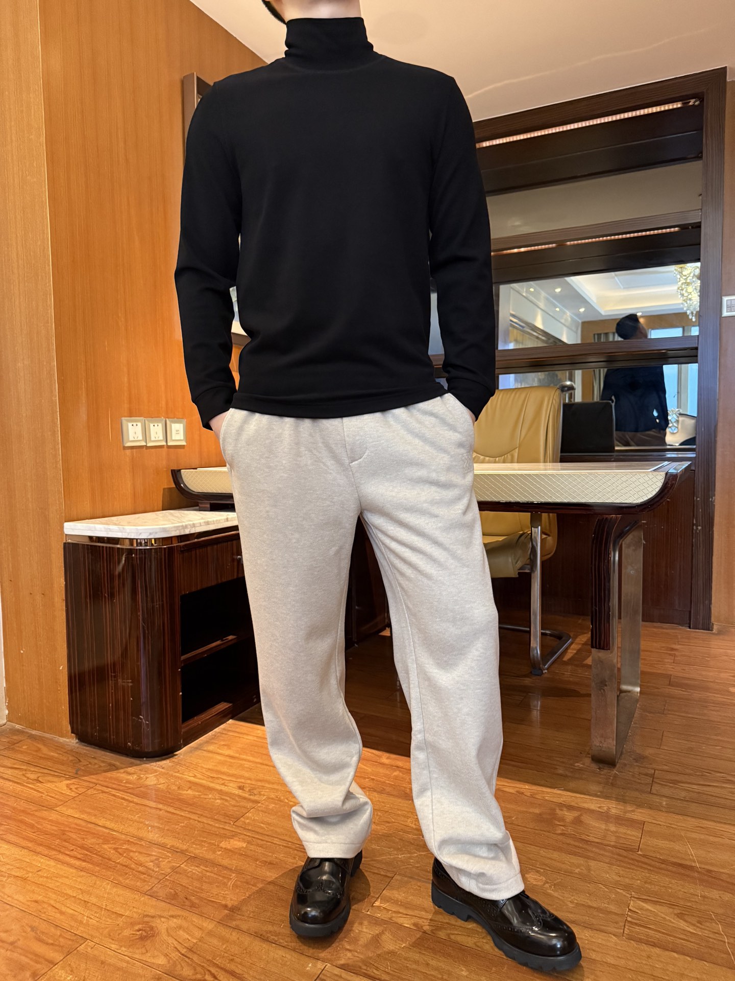 NO:692427,Balenciaga-2025 turtleneck sweater!  It is made of high-stretch knitted fabric, which is soft and skin-friendly and has excellent ductility. It can be worn close to the body without any sense of restraint, and has good warmth retention and breathability. The high-neck version can be folded freely, which can not only tightly wrap the neck to resist the cold wind, but also create different styles. The low-key embossed letter logo on the chest is simple and luxurious, unobtrusive but recognizable.  The retro military green tone is high-end and versatile, regardless of skin color or age; it is slim fit and fits the body shape, and can outline neat body lines. It can be used as an inner wear with all kinds of jackets, and is an excellent item for layering. Size 48-56 (model 180/140 wears 50, comes with Hong Kong Lane Crawford gift box packaging), balenciaga, jackets  & coats, sweaters,19860909巴黎世家-2025高领毛衣！采用高弹坑条针织面料,触感软糯亲肤且延展性极佳,贴身穿着无束缚感,同时具备良好的保暖性与透气性.高领版型可自由翻折,既能紧密包裹颈部抵御寒风,又能打造不同穿搭造型；胸口低调的压印字母标识,简约中透着轻奢质感,不张扬却有辨识度.复古军绿色调高级又百搭,不挑肤色与年龄；修身剪裁贴合身形,能勾勒出利落的身体线条,作为内搭可适配各类外套,是叠穿的绝佳单品.码数48-56（模特180/140穿50,配香港连卡佛礼盒包装）,,balenciaga,jackets & coats,sweaters,,Men's clothing