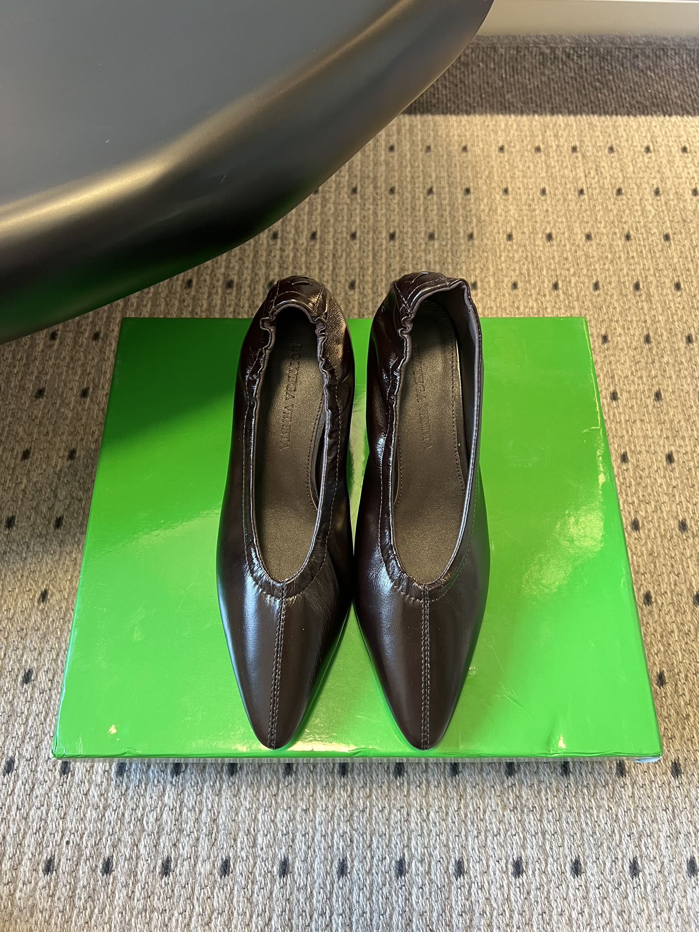 NO:705620,Bottega Venet* pointed pleated leather small high heels continue the brand's iconic sword-shaped pointed toe, with sharp and highly recognizable lines; the shoe collar is designed with pleated elasticity to fit the ankle and improve the comfort of putting on and taking off. The flat shoe shape is both elegant and practical for daily wear. Made of soft calfskin, the surface has a delicate glossy feel, the leather is soft and malleable, and can fit the shape of the foot; the shoe body has no unnecessary decoration, and the minimalist silhouette highlights the texture of the material itself.  Material: cowhide, sheepskin lining, outsole, leather injection molding, 4cm height increase, shoe size 35-41 (customized sizes 40 and 41 are non-refundable), high-heeled shoes, bottega veneta, flats, high heels, cowhide, sheepskin19860909Bottega Venet*尖头褶皱皮革小高跟 延续品牌标志性的剑形尖头,线条锋利且极具辨识度；鞋口采用褶皱松紧设计,贴合脚踝同时提升穿脱舒适度,平底鞋型兼顾优雅与日常实穿性. 选用软质小牛皮材质,表面有细腻光泽感,皮质柔软且延展性好,能贴合脚型；鞋身无多余装饰,以极简廓形凸显材质本身的质感. 材质牛皮 内里羊皮 大底真皮注塑大底 增高4cm 鞋码35-41码（40、41码定制不退换）,高跟鞋单鞋,bottega veneta,flats,high heels,cowhide,sheepskin,Women's Shoes