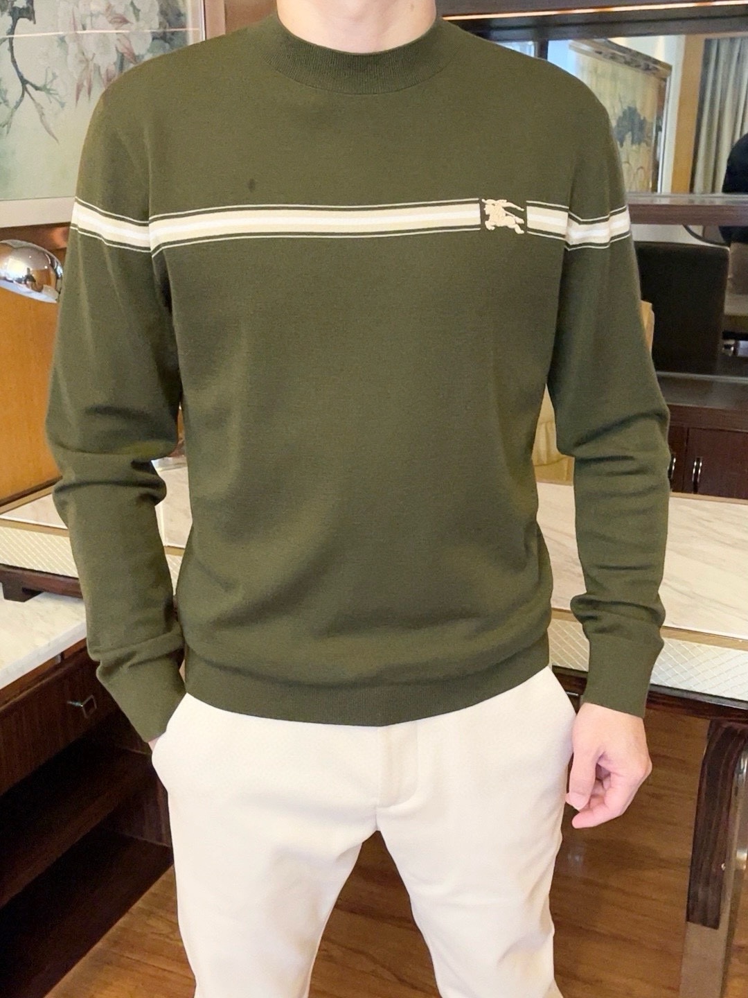 NO:692435,Burberry - The latest sweaters are available at 2025 counters, hot-selling items in European and American counters!  Selected Italian imported gold wool fabrics are matched with the latest design. The Pegasus logo embedded in the contrasting stripes connecting the chest and sleeves highlights the elegance. Needless to say, the upper body effect. Size 48--54 (model 180/140 wears 50, with Hong Kong Lane Crawford boutique gift box packaging),, burberry, sweaters, gold,19860909巴宝莉-2025专柜最新款毛衣到货 欧美专柜热销单品！精选意大利进口黄金羊毛面料搭配最新的设计,胸前和袖子相连的撞色条纹中镶嵌的飞马标志彰显雅致 上身效果不用多说.尺码48--54码（模特180/140穿50,配香港连卡佛精品礼盒包装）,,burberry,sweaters,gold,,Men's clothing