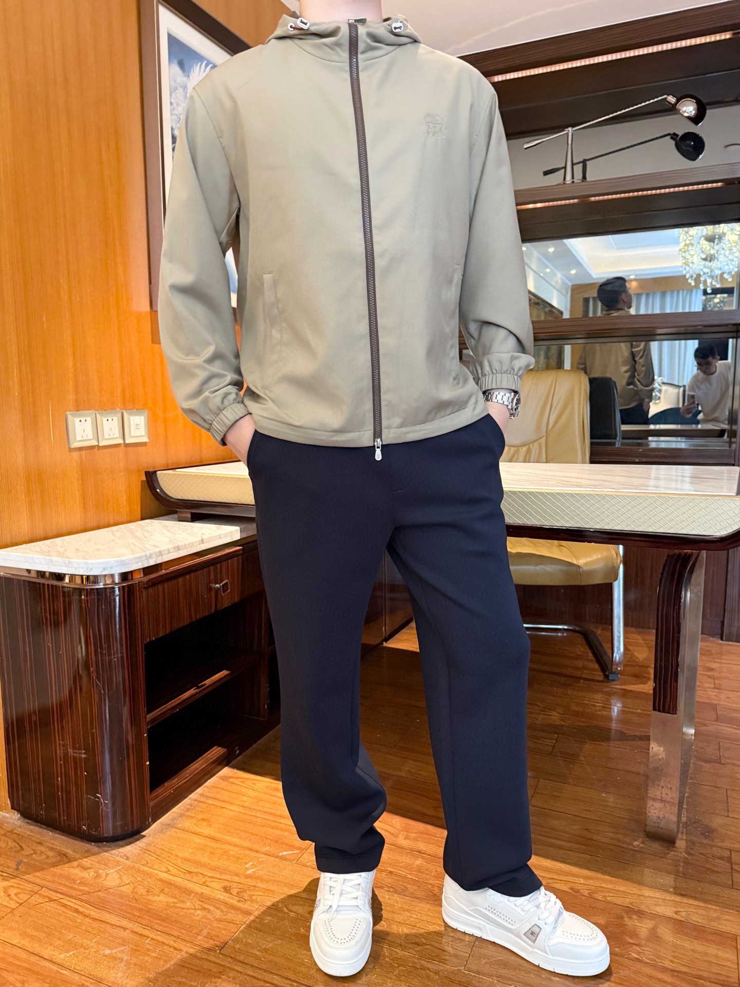 NO:692463,BC-2025 new autumn and winter high-end customized hooded jacket is shipped!  Made of imported windproof fabric, it feels delicate. The stitching on the body is really exquisite. Even and fine stitching. The shoulder joints are neatly routed. The slim fit is suitable for both leisure and business. The upper body is handsome!  Size 48-56 (model 180/140 wears 50, comes with Hong Kong Lane Crawford gift box packaging), jackets & coats, hats,19860909BC-2025秋冬新品 高级定制 连帽外套出货！采用进口防风面料,手感细腻 衣身车线真的是精湛 均匀细密的车线 肩部衔接处走线工整 修身版型 无论休闲还是商务都能胜任 上身一级帅气！码数48-56(模特180/140穿50,配香港连卡佛礼盒包装),,jackets & coats,hats,,Men's clothing