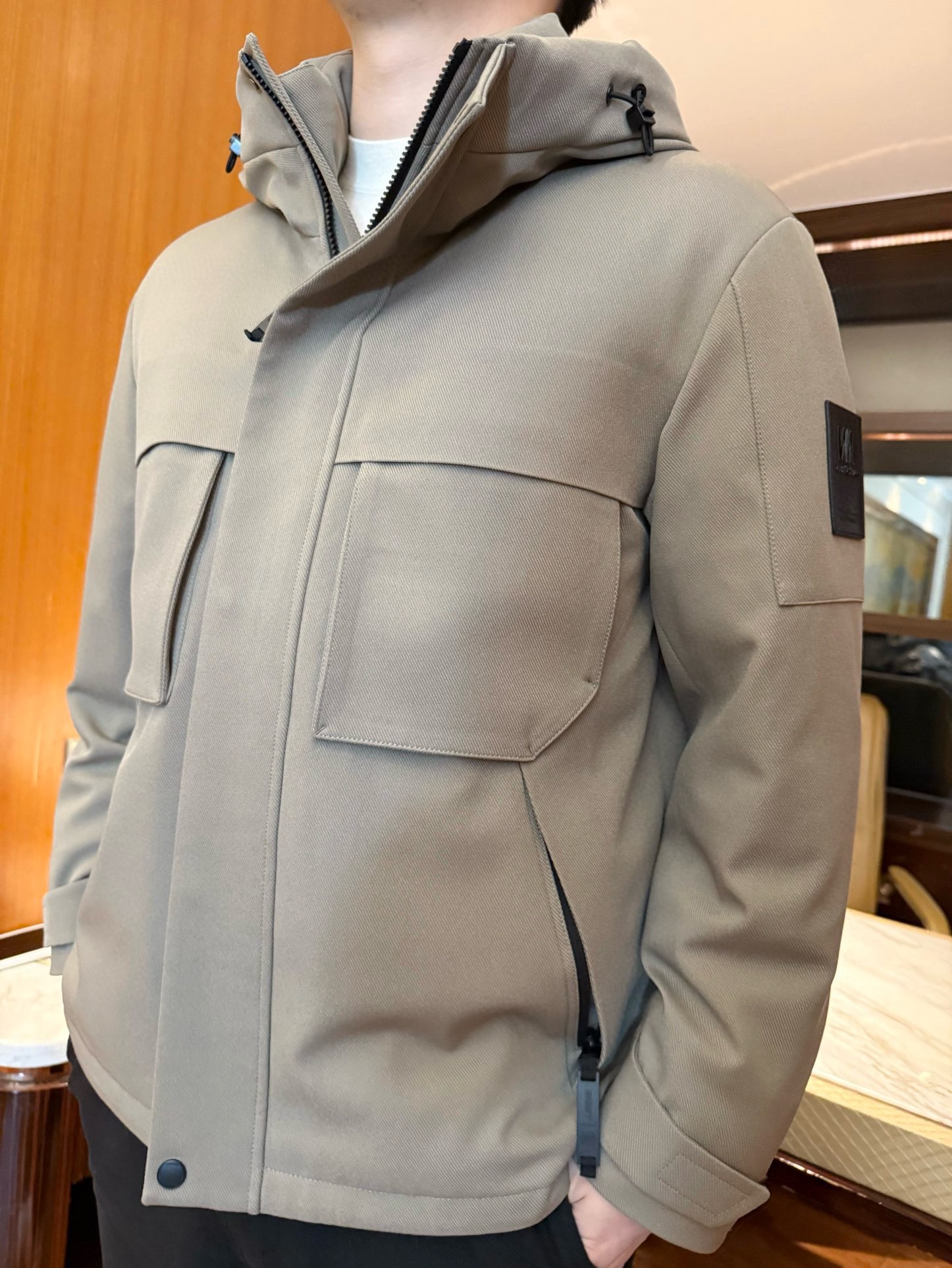 NO:691341,Mengkou-2025 new down jacket!  The high-density windproof fabric with matte texture has its own delicate texture, is wrinkle-resistant and stain-resistant without being bloated, and feels soft and crisp to the touch. The three-dimensional workwear large pockets + armband logo are practical and neat with outdoor style; the hooded drawstring + two-way zipper are easy to put on and take off and can be flexibly adjusted.  Save warmth. The simple silhouette is not flattering to the figure, and the lining is full of velvet but not bulky. It keeps you warm while remaining light and neat. Size: 48-56 (model wears 50 in 180/140, with Hong Kong Lane Crawford gift box packaging),, Moncler, down  jacket,hats,19860909蒙口-2025新款羽绒服！哑光质感的高密度防风面料,自带细腻肌理,抗皱耐脏还不显臃肿,触摸起来软而挺括.立体工装大口袋+袖章标识,实用又有户外风格的利落感；连帽抽绳+双向拉链,穿脱方便还能灵活调节保暖度.简约廓形不挑身材,内里充绒饱满但不笨重,保暖的同时保持轻盈利落.码数:48-56(模特180/140穿50,配香港连卡佛礼盒包装),,Moncler,down jacket,hats,,Men's clothing