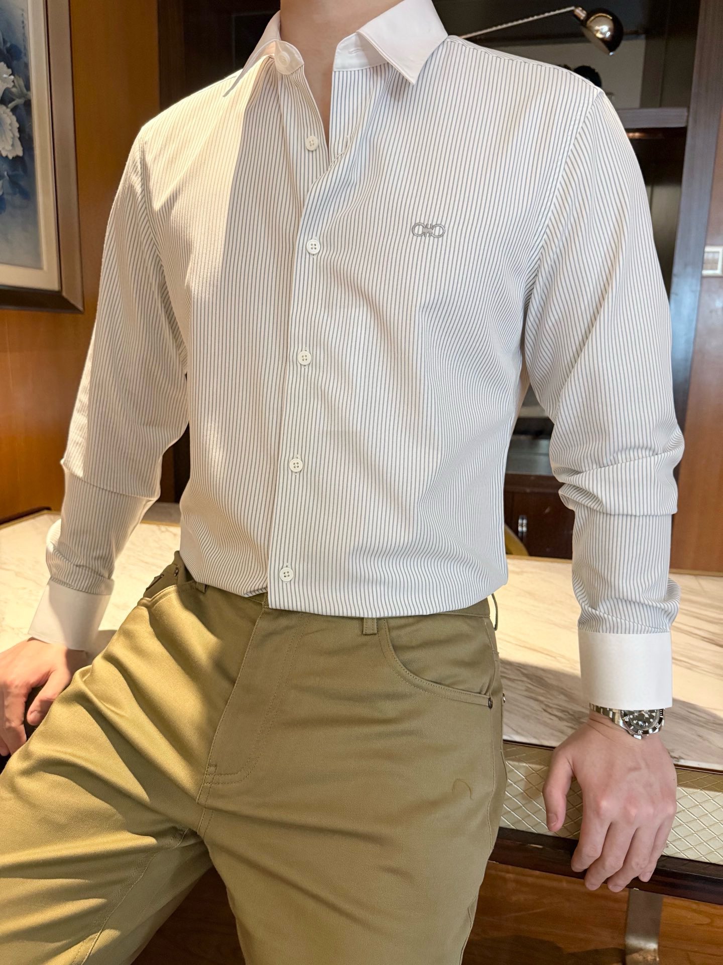 NO:691345,Ferragamo-2025 The latest popular shirts are shipped from the counter. The best-selling items at the Milan counter!  Selected fine cotton fabrics imported from Italy are paired with a simple and elegant design. The blue and white contrasting colors and fine plaid design are very elegant and are suitable for business and leisure. Size S-XXL (model wears M 180/140, comes with Hong Kong Lane Crawford gift box packaging),, ferragamo,19860909菲拉格慕-2025专柜最新爆款衬衣出货 米兰专柜热销单品！精选意大利进口精棉面料搭配简约大方的设计,蓝白撞色配上细格纹设计相当彰显雅致 商务休闲都相当不错.码数S-XXL（模特180/140穿M,配香港连卡佛礼盒包装）,,ferragamo,,Men's clothing