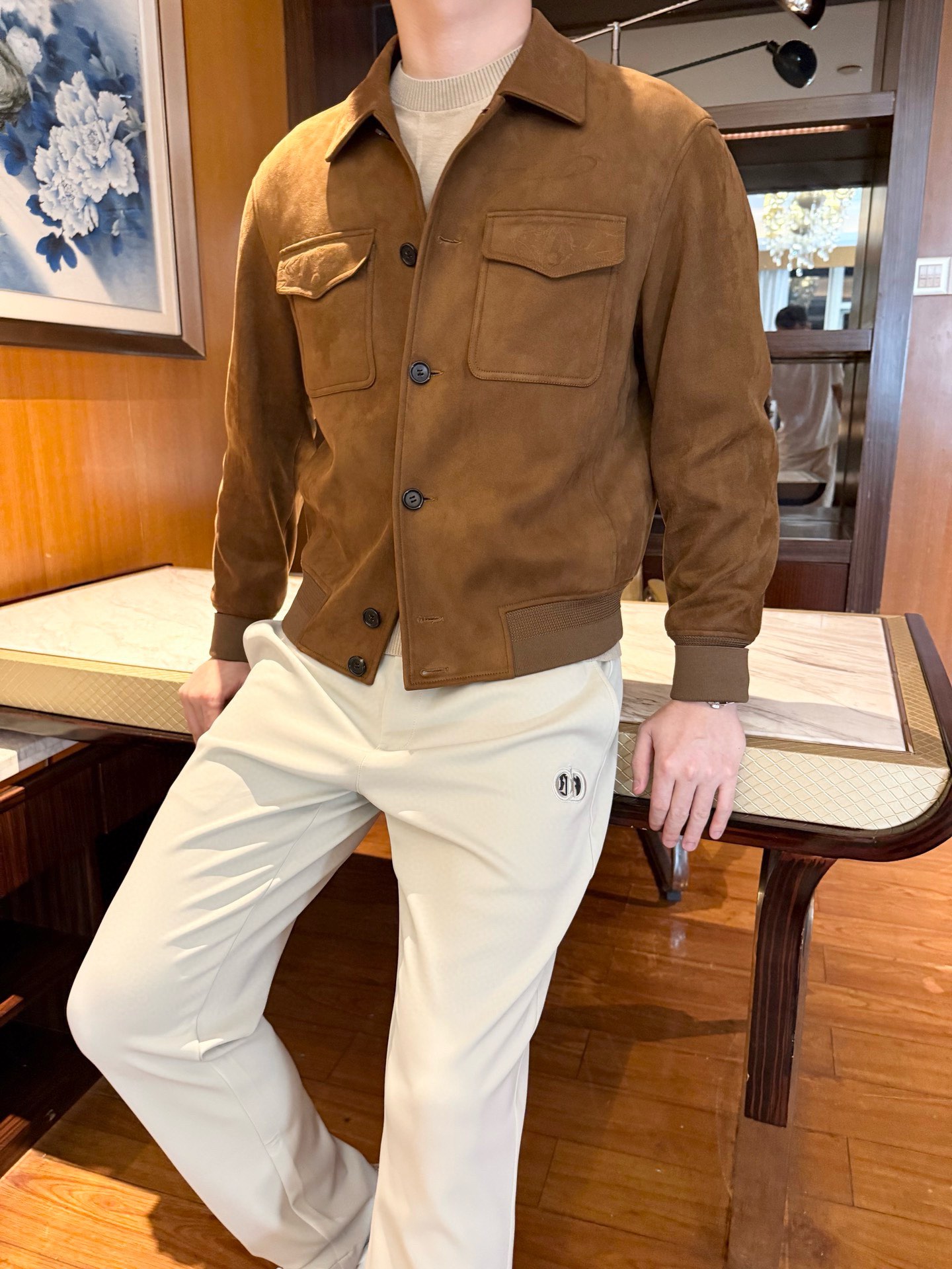 NO:703932,Prada - the latest 2025 jacket has been shipped, combining texture and style. The fabric is made of imitation suede material, which is windproof and hydrophobic while being soft to wear. The smooth and delicate fabric is crisp and comfortable, the texture is soft, and the simple line silhouette shows elegance. Exquisite details, loose style, and excellent fit!  Size 48-56 (model 180/140 wears 50, with Hong Kong Lane Crawford gift box packaging),, prada, jackets & coats, jackets & coats, chamois leather,19860909普拉达-2025最新款夹克外套出货,质感与风格的双重拿捏,面料采用仿麂皮材质带来防风疏水的同时柔软穿着的特性.顺滑细腻的面料,挺括舒适,质地柔软,简洁的线条廓形尽显优雅质感.细节精致,宽松有范,版型绝佳！码数48-56(模特180/140穿50,配香港连卡佛礼盒包装),,prada,jackets & coats,jackets & coats,chamois leather,,Men's clothing