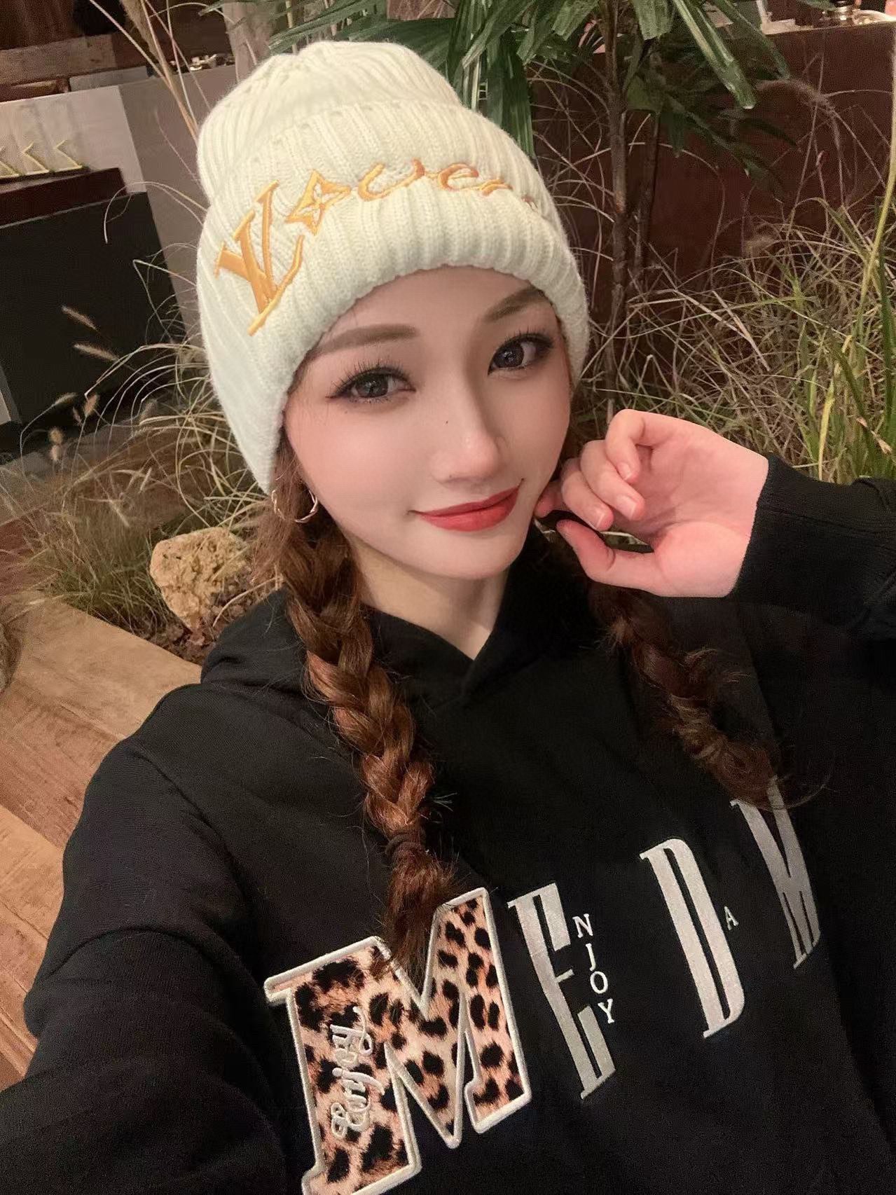 NO:670664,Comes with dust bag. LOUIS VUITTON's official best-selling style, wool knitted beanie, fashionable, high-quality, high-end, super soft!  It’s super hot and has great texture. It’s great to match when out on the street!  Fashion trends!  A must-have item for autumn and winter, get it now!  Hat bucket hat baseball cap knitted hat,hat,louis vuitton,louis vuitton,espadrilles,hats19860909配防尘袋 路易威登LOUIS VUITTON官方热卖爆款,羊毛针织毛线帽,时尚好品质高端大气,超柔软！超火爆质感很赞,出街超好搭配！时尚潮流！秋冬必备单品,快快入手哦！帽子渔夫帽棒球帽针织帽,帽子,louis vuitton,louis vuitton,espadrilles,hats,hat