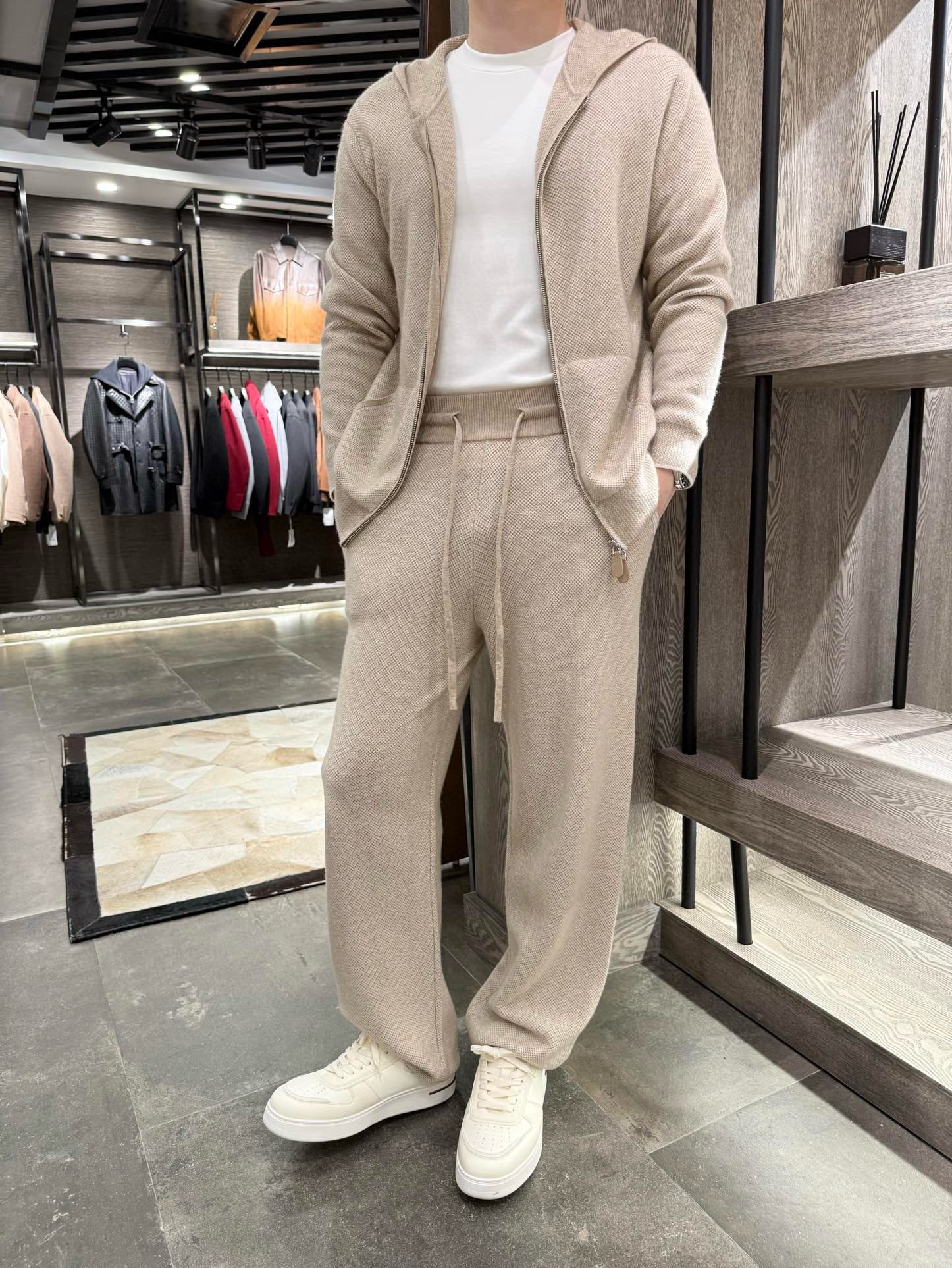 NO:727997,LP-Old money style luxury set. A set weighs about 500 grams. An old money style 'knitted luxury product'. A sweater and cardigan is a duet of 'craftsmanship and style'.  When the 'low-key high-end' of old money style meets the exquisite workmanship of the pineapple needle hooded cardigan, this jacket becomes a concrete expression of 'everyday sophistication' - with its noble material, complex craftsmanship and decent style, it weaves the old money philosophy of 'dressing well but not deliberately' into every stitch. 1. Style 'casual' elegance of old money style  Abandoning the exaggerated design, this cardigan adopts the classic shape of the 'hooded double-zipper knitted cardigan', accurately stepping into the core of the old money style of 'simplicity is luxury'. The overall hooded zipper silhouette retains the casual gene of the sweater, but uses the three-dimensional texture of 'pineapple knitted' to enhance the style; the double front chest pocket design is not only a practical storage space, but also a finishing touch to balance the vision. The casual posture when inserting pockets in daily life hides a quiet elegance.  The double zipper design is suitable for all scenes. When pulled to the top, it will look neat and stylish. When paired with a shirt, it will instantly become a 'workplace-quality coffee'; when pulled halfway, it will be casual and lazy, and when paired with a suspender skirt, it will show 'relaxed elegance'. From commuting to an office building to a weekend cafe, it can find the perfect balance between 'relaxed' and 'high-end'. 2. The 'appropriate philosophy' of hiding body and slimming  The old-money style style is better because it is 'fitting but not restrictive, loose but not dragging'. This cardigan has been exquisitely polished in terms of 'Asian body shape adaptability'. It adopts a slightly loose fit, with a hooded design that softens the lines of the head and shoulders, and is friendly to body shapes such as wide shoulders and slippery shoulders. The length of the shirt just covers the waist and hips, visually optimizing the proportions of the body. When you raise your hands and turn around, it is a silent expression of 'fitness'.  The three-dimensional drape of the pineapple stitch fabric is the key. When worn, the fabric is as smooth as running water, making 'lazy elegance' a standard daily wear; even if it is layered, it is not easy to look bloated and always maintains 'exquisiteness and dignity'. It is like the handiwork of a senior tailor, which incorporates 'concealing body fat' and 'elegant stretch' into every inch of stitching. The moment you put it on, you will understand the old-money style of 'wearing the pattern first'.  3. Material Gold Blended 'Tactile Luxury' The material is the 'foundation' of this cardigan - the golden ratio of 38.9 sheep wool + 5.5 cashmere. 3 modal + 25.3 nylon, turning 'soft, warm, drapey and durable' into a touchable texture  The combination of wool and cashmere gives the fabric a **'cloud-level' skin-friendly feel**. When worn in autumn and winter, it is as warm as being wrapped, but does not have the skin-stringing feel of traditional wool, making it comfortable to wear next to the skin; the addition of modal gives the fabric additional drape and breathability properties, solving the pain point of knitted items being stuffy and hot, making it refreshing to wear alone in spring and autumn;  Nylon has improved wear resistance and deformation resistance, making it less likely to loosen after long-term wear. It can maintain the crispness of the pattern, allowing the 'high-end feel' to withstand the test of time.  What's even more amazing is the combination of **'26 double-ply double-color yarns + pineapple needle craftsmanship'** that makes the fabric show a rich texture under the light. It looks like a delicate knitted texture up close, but it looks like a low-key solid color high-end when viewed from a distance. The three-dimensional weaving method of pineapple needles gives the fabric an 'airy' feel, is fluffy and soft to the touch, and is visually more crisp, hiding 'luxury-grade details' in the stitches visible to the naked eye.  4. 'Exquisite fantasy' under the craftsmanship microscope. The high-end old money style has always been hidden 'where others cannot see'. The craftsmanship details of this cardigan can be called 'a model of precision in the knitting industry'. The custom-woven sheepskin pull tabs are made of custom-made sheepskin pull tabs, which feel as delicate as baby skin and are integrated with the overall style. The double-pull design not only makes it more casual to put on and take off, but also adjusts the neckline shape according to the outfit needs, giving a piece of clothing a 'multi-faceted style'.  Exquisite Seam Craftsmanship All seams of the body are exquisitely seamed to eliminate the risk of threading off. The craftsmanship is demonstrated in every detail, allowing this cardigan to stay with you for a long time. Contrast color cuff design The contrasting details of the cuffs break the monotony of the overall tone and become the finishing touch, making the simple version more fashionable and recognizable. The contrasting edges that are inadvertently exposed are all low-key declarations of 'taste.'  The weight of a single piece is about 500 grams. It has the thick and warm feeling of knitted material without any drag caused by excessive weight. The wearing experience is light and burden-free, and daily activities are completely unrestricted.  It is not a fleeting fashion, but a 'classic' that can stay with you for many years - the material is luxurious enough, the craftsmanship is fine enough, and the pattern is decent enough, so that you can feel the 'precipitated sense of luxury' of 'old money style' every time you wear it, as if you should have such an 'irreplaceable' knitted cardigan in your wardrobe.  All in all, this is not an ordinary coat, but a love letter to 'everyday luxury'. It uses the warmth of wool and cashmere, the delicacy of pineapple needles, and the ingenuity of double pulls to turn the elegance of 'old money style' into an ordinary scenery in your life. Sizes S-XXL (model wears M 180/140, with Hong Kong Lane Crawford gift box packaging), loro piana, hoodie, sweatshirts, skirts, jackets &  coats,shirts,sheepskin,gold,hats,19860909LP-老钱风奢感套 一套500克重左右 老钱风“针织奢品”一件卫衣开衫的“工艺与格调”双重奏 当老钱风的“低调高级”撞上菠萝针连帽开衫的精工细作,这件外套便成了“日常精致感”的具象表达——它以材质的矜贵、工艺的繁复和版型的得体,将“穿得讲究却不刻意”的老钱哲学,织进了每一寸针脚里. 一、款式老钱风的“休闲化”优雅 摒弃浮夸设计,这件开衫以**“连帽双拉链针织开衫”**的经典形制,精准踩中老钱风“简约即奢”的内核 整体是连帽拉链廓形,保留卫衣的休闲基因,却以“菠萝针针织”的立体质感拉高格调；前胸双口袋设计,既是实用的置物空间,也是平衡视觉的点睛之笔,日常插兜时的随性姿态,藏着不动声色的优雅. 双拉链设计适配全场景拉到顶是利落型格,搭配衬衫秒变“职场质感咖”；拉一半是休闲慵懒,搭配吊带裙尽显“松弛贵气”.从通勤的写字楼到周末的咖啡馆,它都能在“松弛”与“高级”间找到完美落点. 二、版型藏肉显瘦的“得体哲学” 老钱风的版型,胜在“合身却不束缚,宽松却不拖沓”.这件开衫在“亚洲身形适配度”上,做了精妙打磨 采用微宽松合身版型,连帽设计柔和头肩线条,对肩宽、溜肩等身形都友好；衣长恰好覆盖腰臀,视觉上优化身材比例,抬手转身间,尽是“得体感”的无声表达. 菠萝针面料的立体垂坠感是关键,穿着时面料如流水般丝滑,把“慵懒贵气”穿成日常标配；即便叠穿,也不易显臃肿,时刻保持“精致体面”. 它就像一位资深裁缝的手作,把“藏肉显瘦”和“优雅舒展”揉进每一寸针脚,让你穿上身的瞬间,就懂老钱风“穿衣先穿版型”的门道. 三、材质黄金混纺的“触感奢宴” 材质是这件开衫的“底气”——38.9绵羊毛+5.5山羊绒.3莫代尔+25.3锦纶的黄金配比,把“柔软、保暖、垂坠、耐穿”变成可触摸的质感 羊毛与羊绒的组合,赋予面料**“云朵级”亲肤感**,秋冬穿着时,温暖如被包裹,却无传统羊毛的扎肤感,贴身穿也舒适； 莫代尔的加入,让面料多了垂坠与透气属性,解决了针织单品易闷热的痛点,春秋季单穿也清爽； 锦纶则提升了耐磨性与抗变形能力,久穿不易松垮,能保持版型的挺括感,让“高级感”经得住时间考验. 更绝的是**“26支双股双色纱线+菠萝针工艺”**的组合双色纱线让面料在光线下呈现层次丰富的质感,近看是细腻的针织纹理,远看是低调的纯色高级；菠萝针的立体织法,让面料自带“空气感”,触感蓬松柔软,视觉上却更显挺括,把“奢品级细节”藏在了肉眼可见的针脚里. 四、工艺显微镜下的“精致狂想” 老钱风的高级,从来藏在“别人看不见的地方”.这件开衫的工艺细节,堪称“针织界的精工典范” 定织羊皮拉片双拉头拉链头采用定制羊皮拉片,触感细腻如婴儿肌肤,与整体风格浑然一体；双拉头设计不仅穿脱更随性,还能根据穿搭需求调节领口造型,一件衣服穿出“多面风格”. 精致锁边工艺衣身所有缝线处均做精致锁边,杜绝脱线风险,从细节处彰显工艺水准,让这件开衫能陪伴你很久很久. 撞色袖口设计袖口的撞色细节,打破整体色调的单调感,成为点睛之笔,让简约版型更具时尚辨识度,不经意间露出的撞色边,都是“品味感”的低调宣言. 500克左右的重量把控单件重量约500克,既有针织材质的厚实保暖感,又不会因过重产生拖沓感,穿着体验轻盈无负担,日常活动完全不受限. 它不是转瞬即逝的流行款,而是能陪你很多年的“经典款”——材质够奢、工艺够细、版型够得体,让你在每一次穿着时,都能感受到“老钱风”那种“沉淀下来的高级感”,仿佛你的衣橱里,本就该有这样一件“无可替代”的针织开衫. 总而言之,这不是一件普通的外套,而是一封写给“日常高级感”的情书,用羊毛与羊绒的温暖、菠萝针的细腻、双拉头的巧思,把“老钱风”的优雅,变成你生活里的寻常风景. 尺码S-XXL(模特180/140穿M,配香港连卡佛礼盒包装),,loro piana,hoodie,sweatshirts,skirts,jackets & coats,shirts,sheepskin,gold,hats,,Men's clothing