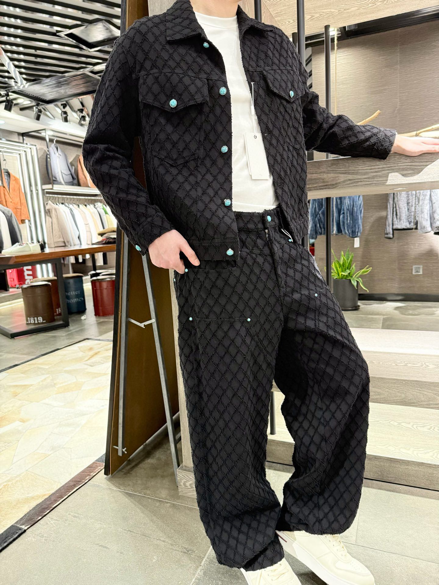 NO:728013,Louis Vuitton - Hot-selling turquoise denim jacket suit# Custom-woven diamond-shaped denim with custom-made turquoise buttons and textured ceiling  The soft fufu plush texture + three-dimensional rhombus pattern brings an 'expensive atmosphere'. It feels like a layer of clouds, keeping warm without being bulky; the denim jacket style + turquoise button embellishment breaks the monotony of solid colors. The wide-leg pants modify the leg shape and can hide shoes. The upper body of the set is relaxed and high-end.  The fabric has its own 'anti-wrinkle buff', which is not easy to show dirt in daily wear (light colors can also be worn with confidence), the loose fit is suitable for various body types, and it looks good when worn alone. Sizes S-XXL (model 180/140 wears M, comes with Hong Kong Lane Crawford gift box packaging),, louis  vuitton,jackets & coats,19860909路易威登-爆款绿松石牛仔夹克套装# 定织雕花菱形格工艺牛仔搭配定制绿松石纽扣点缀 质感天花板 软fufu的毛绒肌理+立体菱格纹,自带“贵价氛围”,摸起来像裹了层云朵,保暖又不臃肿；牛仔夹克版型+绿松石色纽扣点缀,打破纯色单调,阔腿裤修饰腿型还能藏住鞋子,一套上身自带松弛高级感；面料自带“抗皱buff”,日常穿不易显脏（浅色系也能放心穿）,宽松版型适配各种身材,单穿内搭都好看.尺码S-XXL（模特180/140穿M,配香港连卡佛礼盒包装）,,louis vuitton,jackets & coats,,Men's clothing