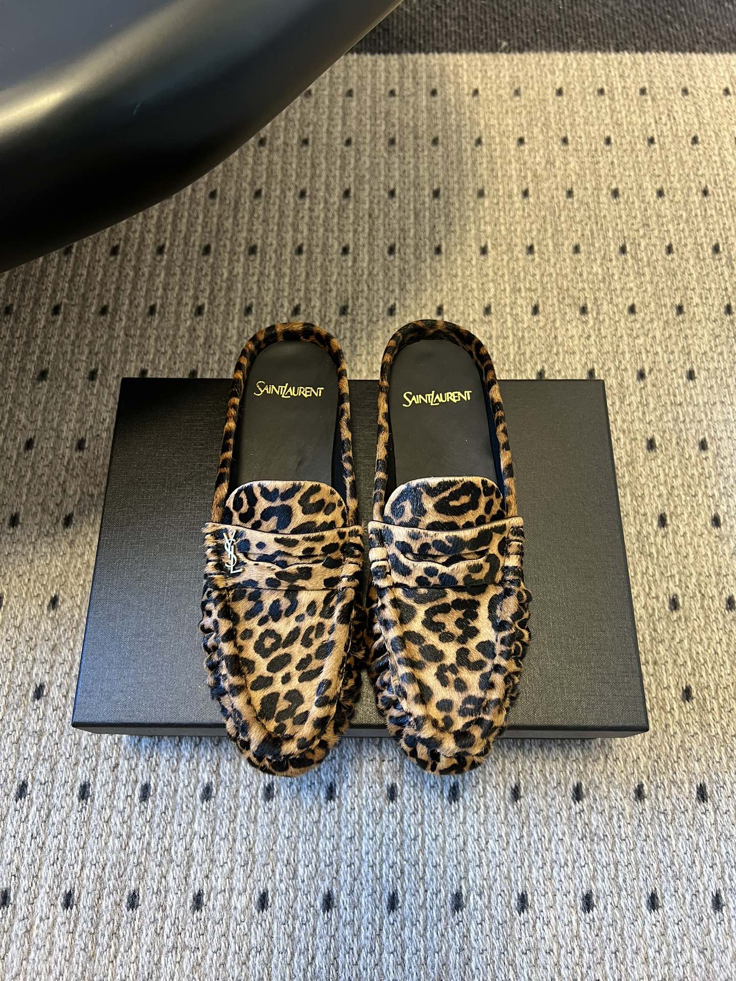 NO:681578,Saintlauren*25ss autumn and winter retro textured eel pattern Loaf half slippers are designed with a low-top flat bottom, smooth lines and fit the foot shape, and have both commuting and leisure attributes. They are made of patent leather, crocodile pattern embossed leather, suede, leopard print horse hair and other multiple materials. The patent leather model has its own gloss, the suede model has a soft texture, and the leopard print horse hair model is more personalized.  The shoe body bears the brand's iconic metal YSL logo, the toe is rounded, and the upper is decorated with pleats, taking into account both beauty and practicality. The color scheme is rich, including basic colors such as classic black, burgundy, caramel brown, and off-white, as well as personalized models with leopard print, which can adapt to different wearing styles. The upper is cowhide/cow suede, the lining is sheepskin, and the outsole is genuine leather, which is increased by 2.5cm.  size 35-41 (customized sizes 40 and 41 are non-refundable), loafers and half slippers, saint laurent, saint laurent, loafers, slippers, cowhide, sheepskin, chamois leather, Leather soles19860909Saintlauren*25ss秋冬复古质感鳗鱼纹乐福半拖鞋 鞋型为低帮平底设计,线条流畅且贴合脚型,兼具通勤与休闲属性.使用漆皮、鳄鱼纹压花皮、反绒麂皮、豹纹马毛等多元材质,漆皮款自带光泽感,麂皮款质感柔软,豹纹马毛款则更具个性. 鞋身带有品牌标志性的金属YSL标识,鞋头为圆润造型,鞋帮处有褶皱装饰,兼顾美观与实用性.配色丰富,包含经典黑、酒红、焦糖棕、米白等基础色,还有豹纹印花的个性款,能适配不同穿搭风格. 鞋面牛皮/牛反绒 内里羊皮 大底真皮大底 增高2.5cm size35-41码（40、41码定制不退换）,乐福鞋半拖,saint laurent,saint laurent,loafers,slippers,cowhide,sheepskin,chamois leather,Leather soles,Women's Shoes