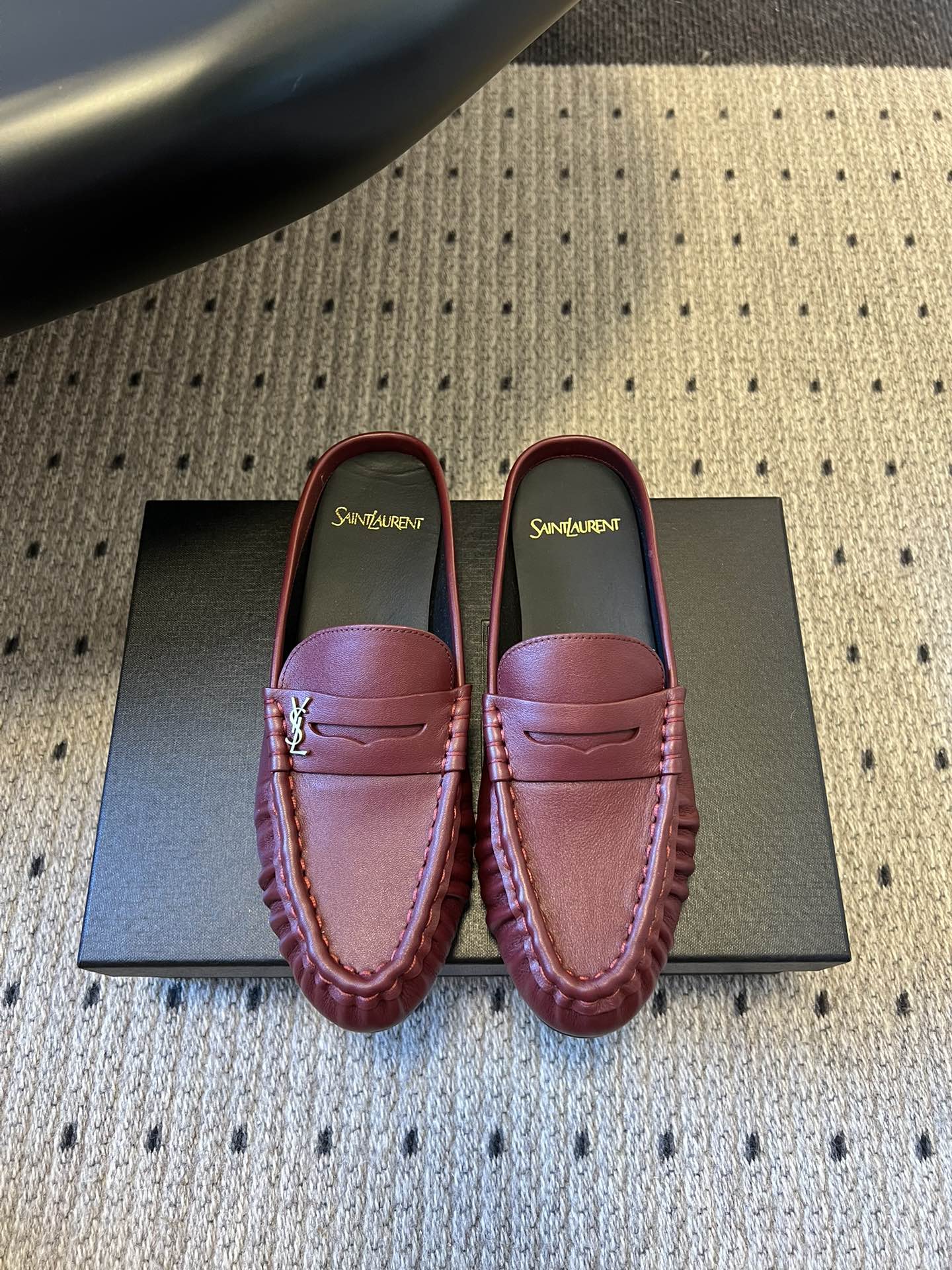 NO:681581,Saintlauren*25ss autumn and winter retro texture pleated loafer half slippers are designed with a low-cut flat bottom, smooth lines and fit the foot shape, and have both commuting and leisure attributes. They are made of patent leather, crocodile pattern embossed leather, suede, leopard print horse hair and other multiple materials. The patent leather model has its own luster, the suede model has a soft texture, and the leopard print horse hair model is more personalized.  The shoe body bears the brand's iconic metal YSL logo, the toe is rounded, and the upper is decorated with pleats, taking into account both beauty and practicality. The color scheme is rich, including basic colors such as classic black, burgundy, caramel brown, and off-white, as well as personalized models with leopard print, which can adapt to different styles. Cowhide upper, sheepskin lining, leather outsole, 2.5cm higher  size 35-41 (customized sizes 40 and 41 are non-refundable), loafers and half slippers, saint laurent, saint laurent, loafers, slippers, cowhide, sheepskin, chamois leather, Leather soles19860909Saintlauren*25ss秋冬复古质感褶皱乐福半拖鞋 鞋型为低帮平底设计,线条流畅且贴合脚型,兼具通勤与休闲属性.使用漆皮、鳄鱼纹压花皮、反绒麂皮、豹纹马毛等多元材质,漆皮款自带光泽感,麂皮款质感柔软,豹纹马毛款则更具个性. 鞋身带有品牌标志性的金属YSL标识,鞋头为圆润造型,鞋帮处有褶皱装饰,兼顾美观与实用性.配色丰富,包含经典黑、酒红、焦糖棕、米白等基础色,还有豹纹印花的个性款,能适配不同穿搭风格. 鞋面牛皮 内里羊皮 大底真皮大底 增高2.5cm size35-41码（40、41码定制不退换）,乐福鞋半拖,saint laurent,saint laurent,loafers,slippers,cowhide,sheepskin,chamois leather,Leather soles,Women's Shoes