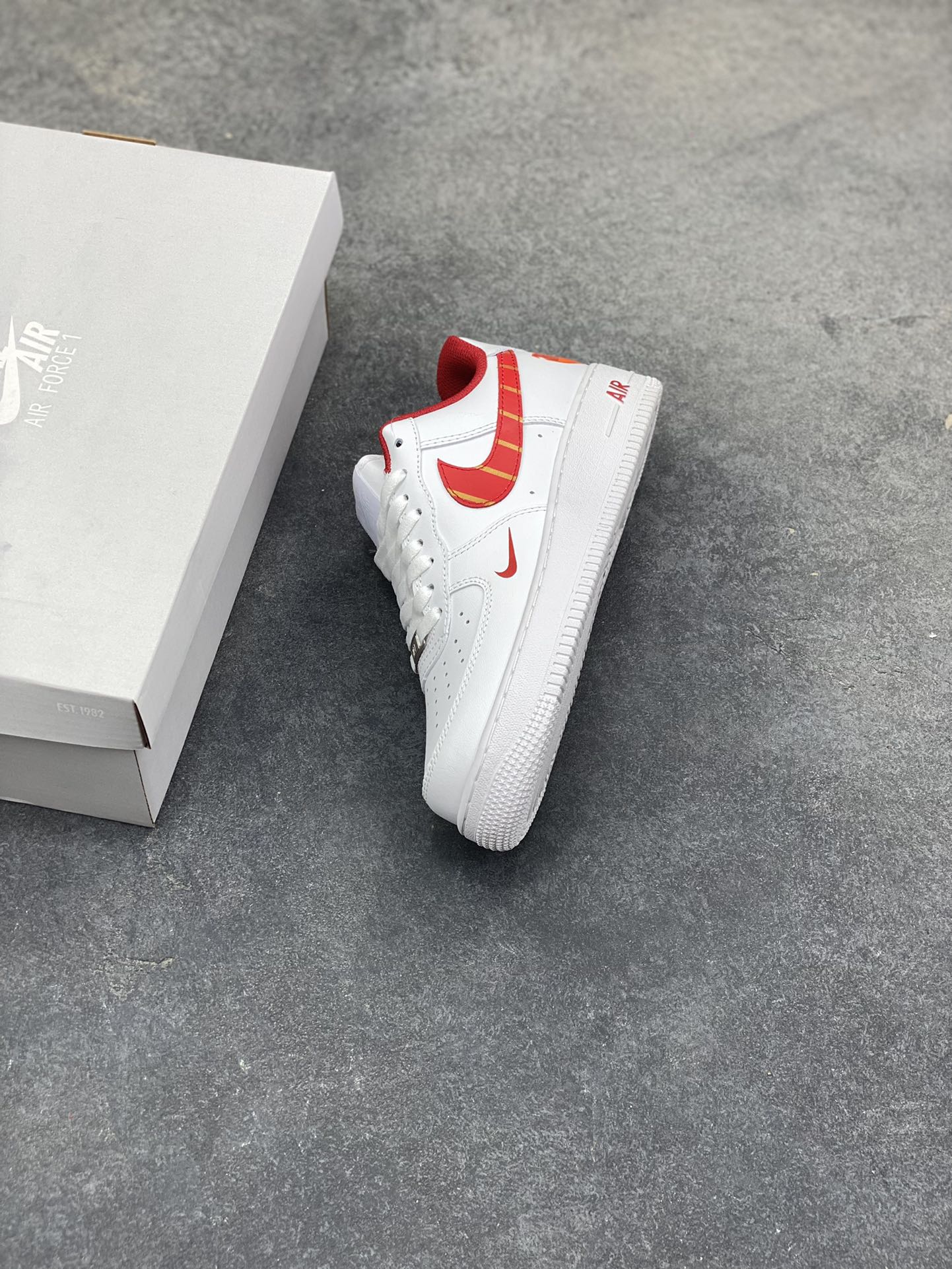 图片[7]-NIke Air Force 1 ‘07 Low “十二生肖”空军一号 低帮 运动鞋 休闲鞋 折边针车 工艺难度大 原楦头原纸板 原装鞋盒 定制五金配件 内置全掌气垫 原厂鞋底 货号：CW2288-111 尺码：36 36.5 37.5 38 38.5 39 40 40.5 41 42 42.5 43 44 44.5 45-选品中心