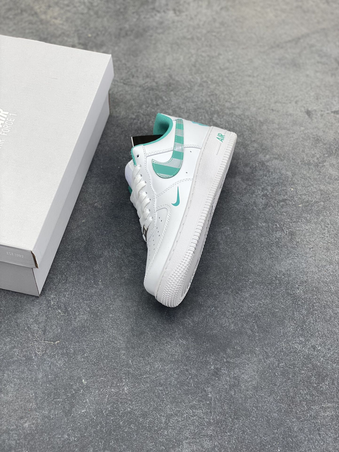 图片[7]-NIke Air Force 1 ‘07 Low “十二生肖”空军一号 低帮 运动鞋 休闲鞋 折边针车 工艺难度大 原楦头原纸板 原装鞋盒 定制五金配件 内置全掌气垫 原厂鞋底 货号：CW2288-111 尺码：36 36.5 37.5 38 38.5 39 40 40.5 41 42 42.5 43 44 44.5 45-选品中心