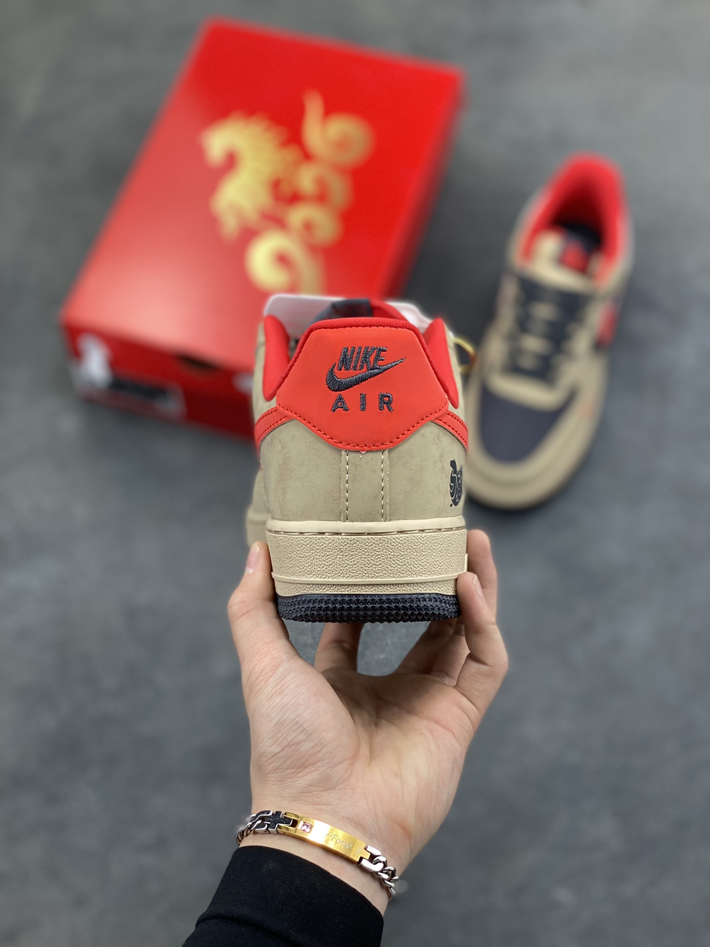 图片[4]-马年限定限量发售 马上发财 马上有钱 高端定制 Nike Air Force 1 ‘07 Low “马年限定联名—— 摩卡棕红” 高端定制 低帮休闲板鞋 定制鞋盒 大厂纯原品质出货 超高清洁度 皮料切割干净无任何毛边 细节完美 货号：KD1688-002 尺码：36 36.5 37.5 38 38.5 39 40 40.5 41 42 42.5 43 44 44.5 45-选品中心