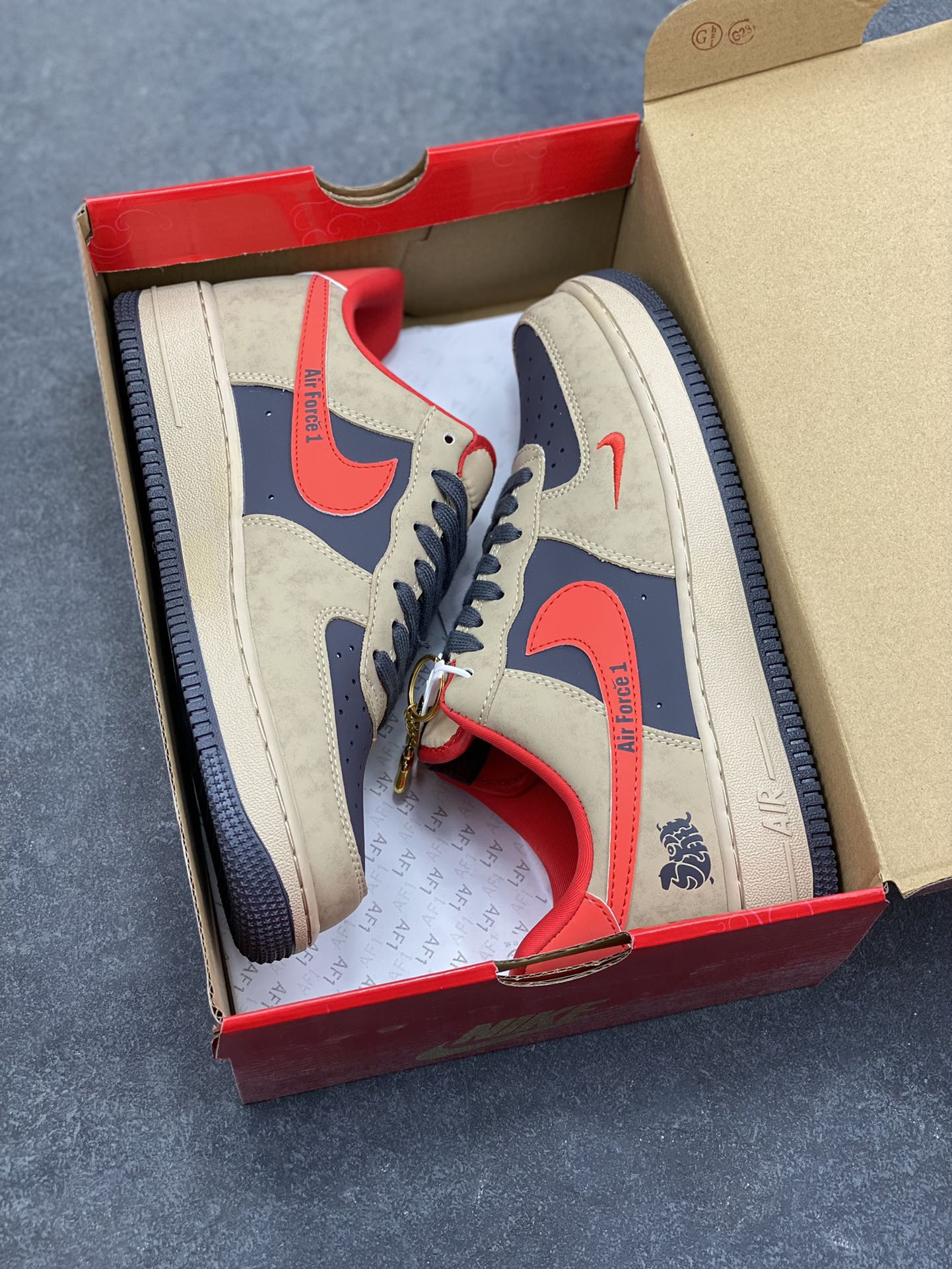 图片[9]-马年限定限量发售 马上发财 马上有钱 高端定制 Nike Air Force 1 ‘07 Low “马年限定联名—— 摩卡棕红” 高端定制 低帮休闲板鞋 定制鞋盒 大厂纯原品质出货 超高清洁度 皮料切割干净无任何毛边 细节完美 货号：KD1688-002 尺码：36 36.5 37.5 38 38.5 39 40 40.5 41 42 42.5 43 44 44.5 45-选品中心