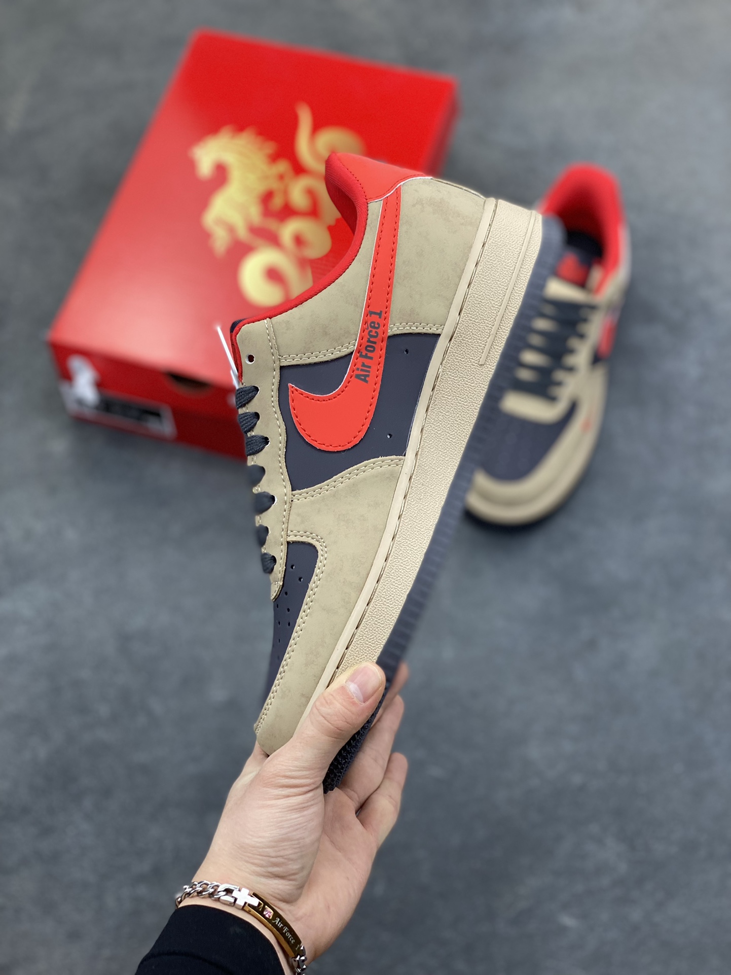 图片[3]-马年限定限量发售 马上发财 马上有钱 高端定制 Nike Air Force 1 ‘07 Low “马年限定联名—— 摩卡棕红” 高端定制 低帮休闲板鞋 定制鞋盒 大厂纯原品质出货 超高清洁度 皮料切割干净无任何毛边 细节完美 货号：KD1688-002 尺码：36 36.5 37.5 38 38.5 39 40 40.5 41 42 42.5 43 44 44.5 45-选品中心