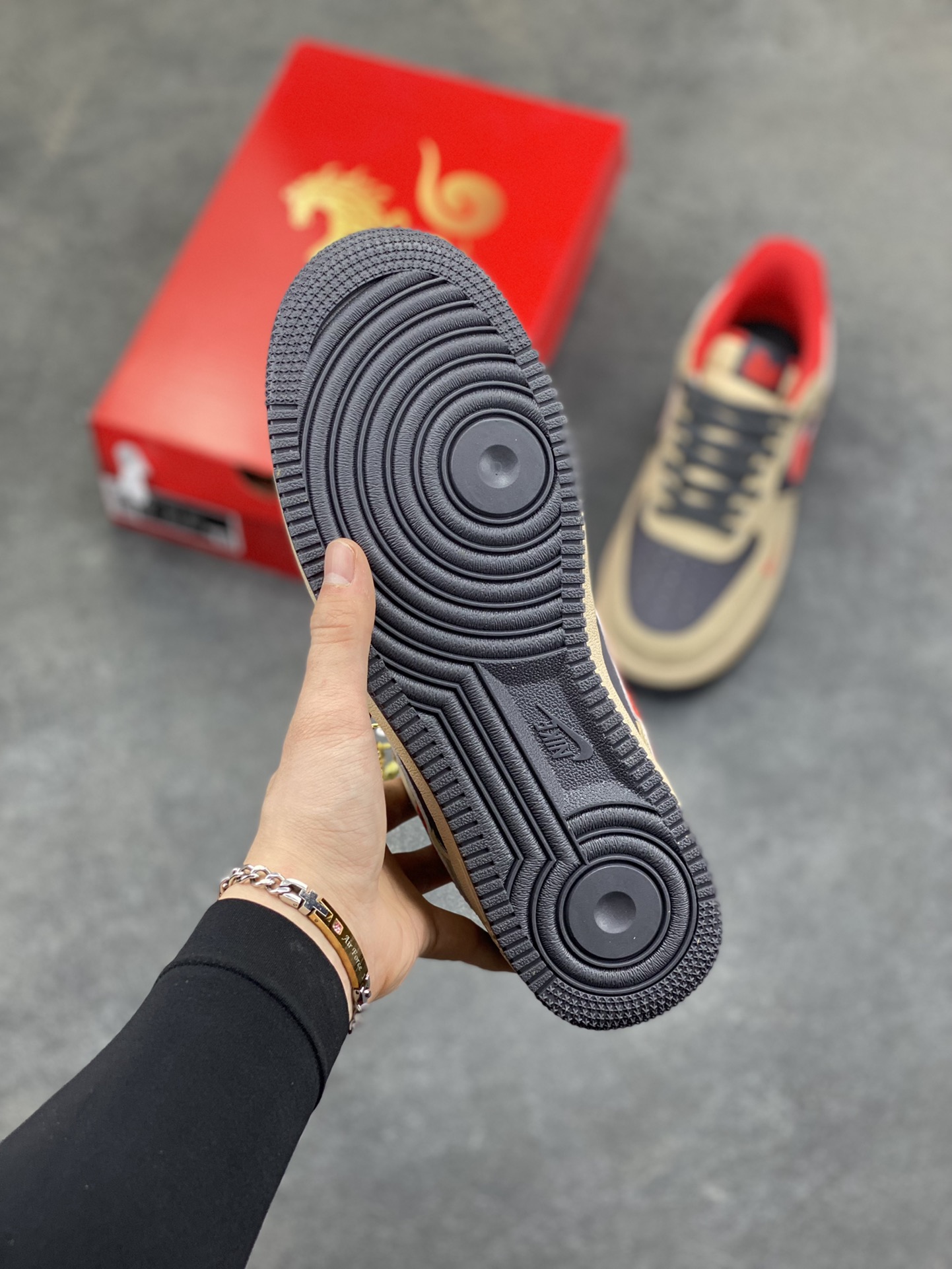 图片[5]-马年限定限量发售 马上发财 马上有钱 高端定制 Nike Air Force 1 ‘07 Low “马年限定联名—— 摩卡棕红” 高端定制 低帮休闲板鞋 定制鞋盒 大厂纯原品质出货 超高清洁度 皮料切割干净无任何毛边 细节完美 货号：KD1688-002 尺码：36 36.5 37.5 38 38.5 39 40 40.5 41 42 42.5 43 44 44.5 45-选品中心