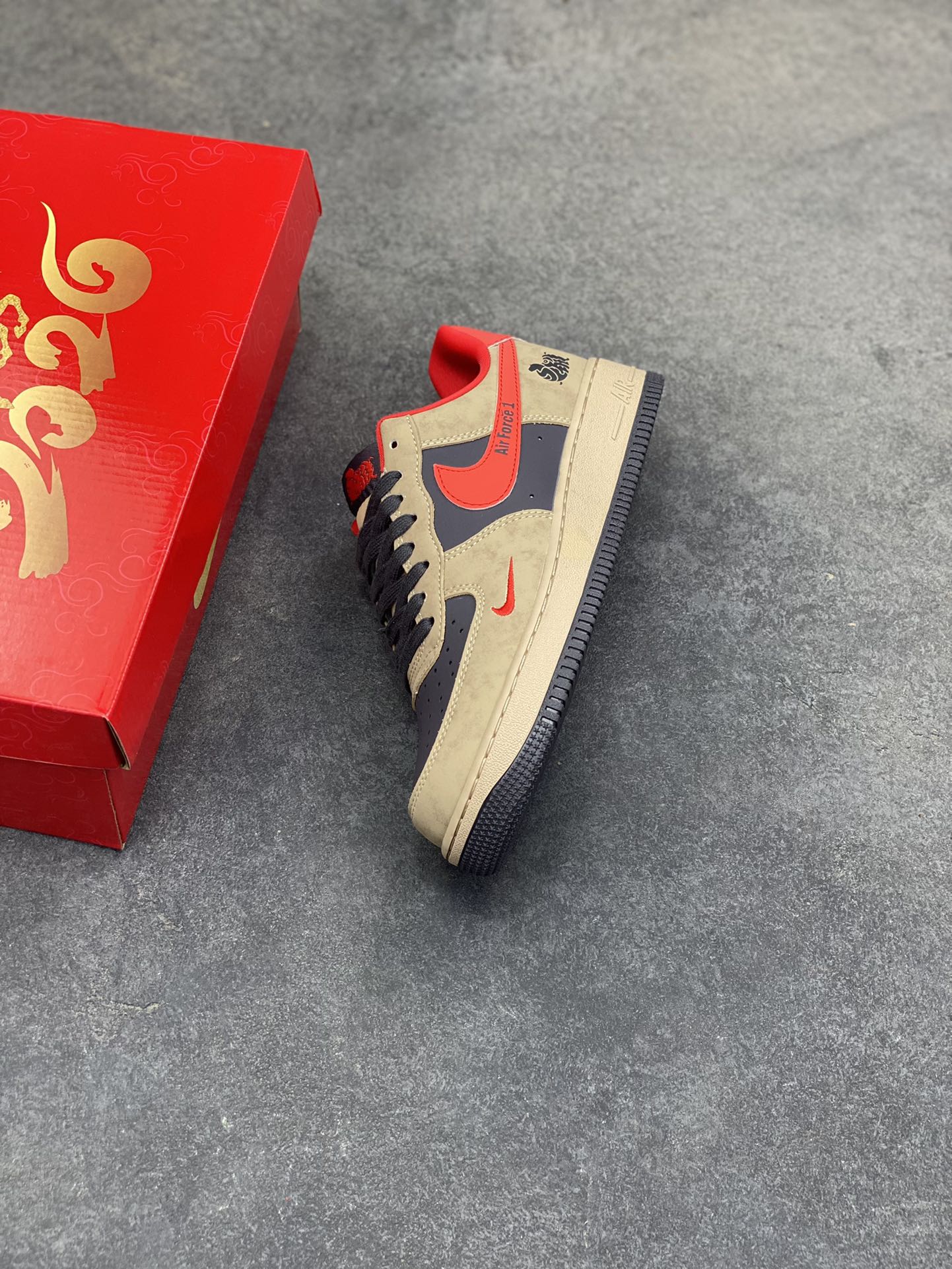 图片[7]-马年限定限量发售 马上发财 马上有钱 高端定制 Nike Air Force 1 ‘07 Low “马年限定联名—— 摩卡棕红” 高端定制 低帮休闲板鞋 定制鞋盒 大厂纯原品质出货 超高清洁度 皮料切割干净无任何毛边 细节完美 货号：KD1688-002 尺码：36 36.5 37.5 38 38.5 39 40 40.5 41 42 42.5 43 44 44.5 45-选品中心