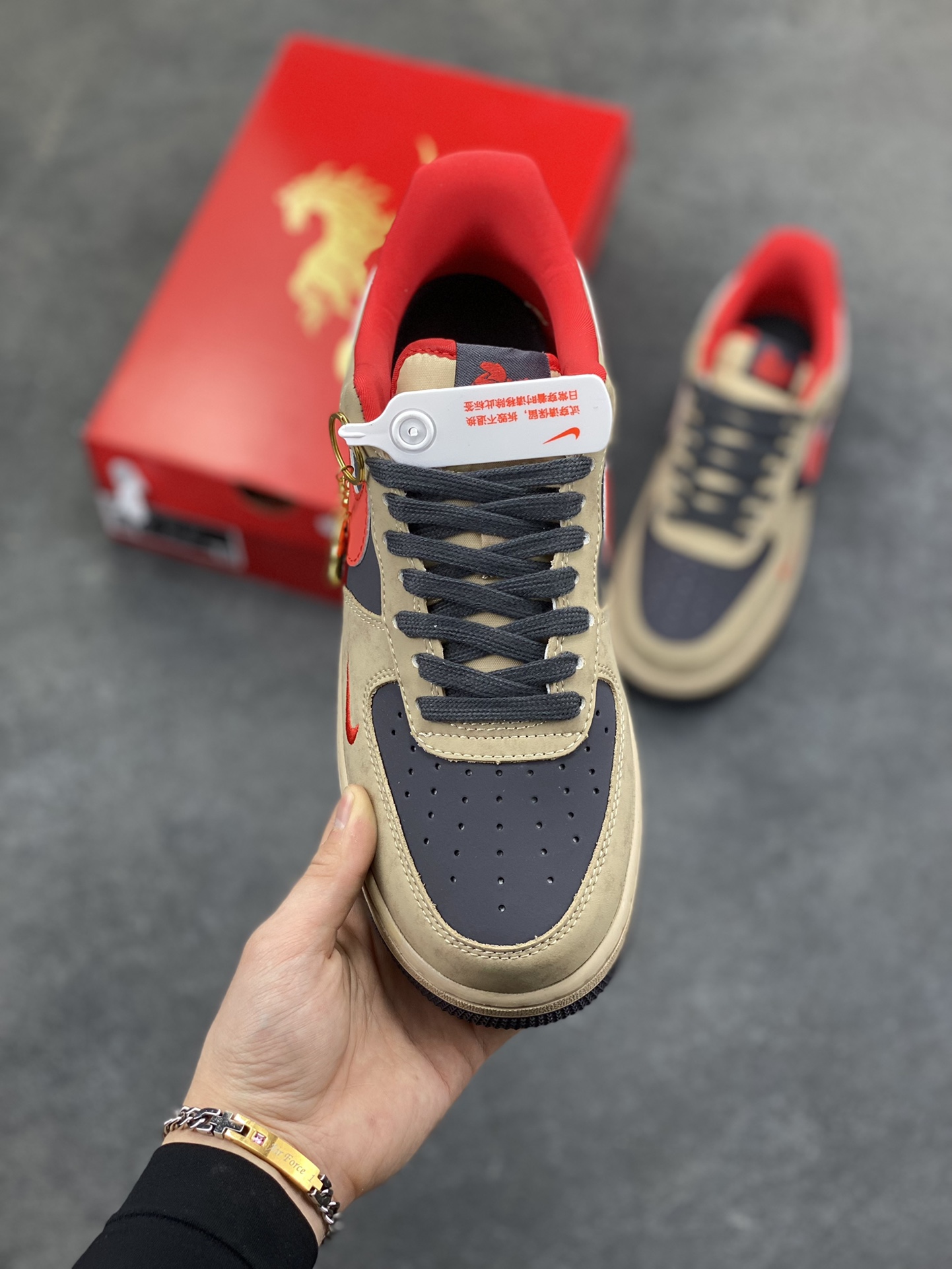 图片[2]-马年限定限量发售 马上发财 马上有钱 高端定制 Nike Air Force 1 ‘07 Low “马年限定联名—— 摩卡棕红” 高端定制 低帮休闲板鞋 定制鞋盒 大厂纯原品质出货 超高清洁度 皮料切割干净无任何毛边 细节完美 货号：KD1688-002 尺码：36 36.5 37.5 38 38.5 39 40 40.5 41 42 42.5 43 44 44.5 45-选品中心