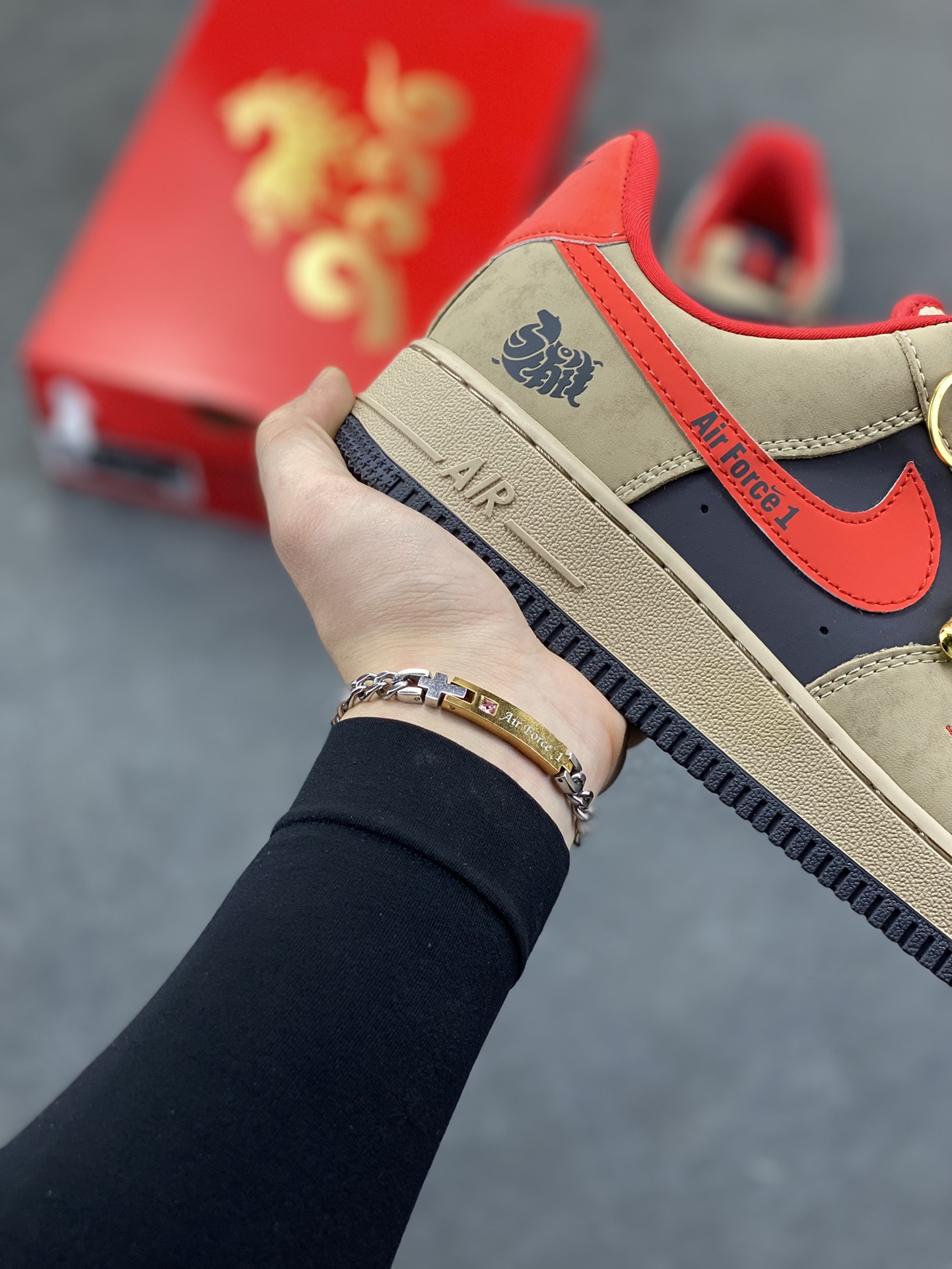 图片[6]-马年限定限量发售 马上发财 马上有钱 高端定制 Nike Air Force 1 ‘07 Low “马年限定联名—— 摩卡棕红” 高端定制 低帮休闲板鞋 定制鞋盒 大厂纯原品质出货 超高清洁度 皮料切割干净无任何毛边 细节完美 货号：KD1688-002 尺码：36 36.5 37.5 38 38.5 39 40 40.5 41 42 42.5 43 44 44.5 45-选品中心