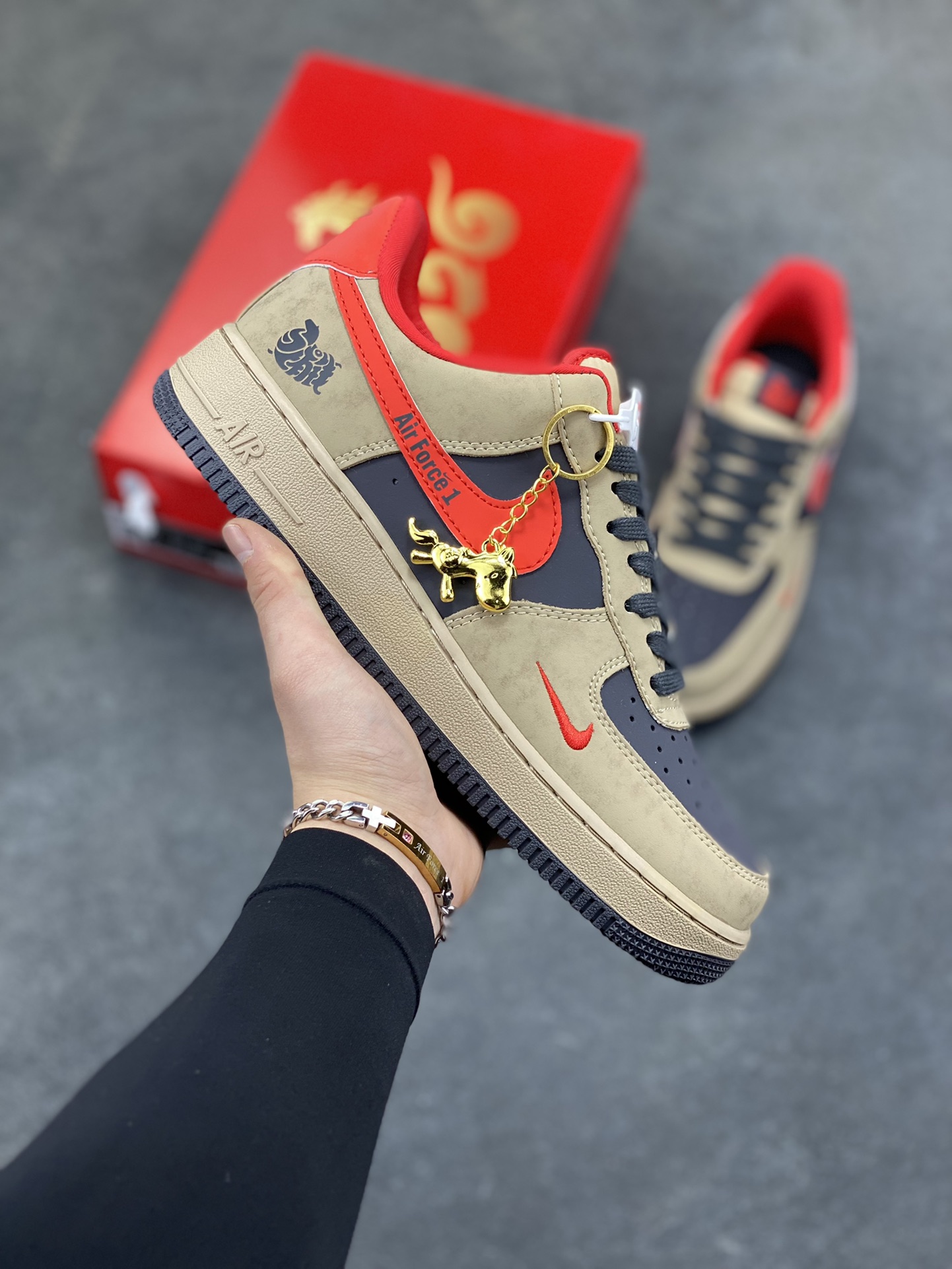 马年限定限量发售 马上发财 马上有钱 高端定制 Nike Air Force 1 ‘07 Low “马年限定联名—— 摩卡棕红” 高端定制 低帮休闲板鞋 定制鞋盒 大厂纯原品质出货 超高清洁度 皮料切割干净无任何毛边 细节完美 货号：KD1688-002 尺码：36 36.5 37.5 38 38.5 39 40 40.5 41 42 42.5 43 44 44.5 45-选品中心