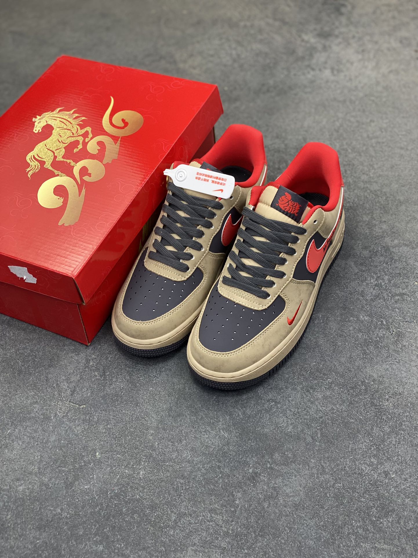 图片[8]-马年限定限量发售 马上发财 马上有钱 高端定制 Nike Air Force 1 ‘07 Low “马年限定联名—— 摩卡棕红” 高端定制 低帮休闲板鞋 定制鞋盒 大厂纯原品质出货 超高清洁度 皮料切割干净无任何毛边 细节完美 货号：KD1688-002 尺码：36 36.5 37.5 38 38.5 39 40 40.5 41 42 42.5 43 44 44.5 45-选品中心
