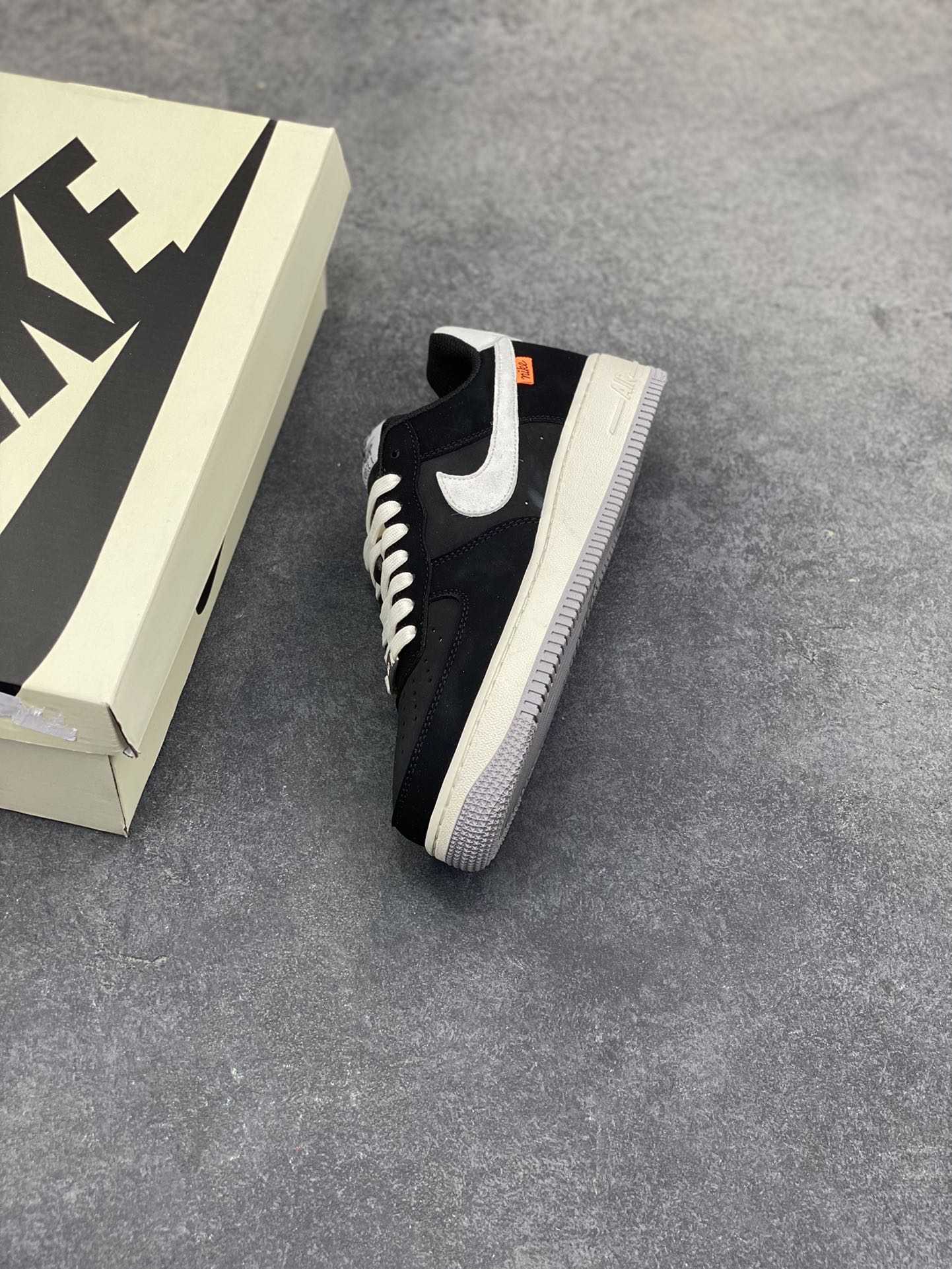 图片[7]-NIke Air Force 1 ‘07 Low 墨黑灰白 空军一号低帮 运动鞋 休闲鞋 折边针车 工艺难度大 原楦头原纸板 高端定制鞋盒 原厂鞋底 超高清洁度 细节完美 货号：FQ3544-001 尺码：36 36.5 37.5 38 38.5 39 40 40.5 41 42 42.5 43 44 44.5 45-选品中心