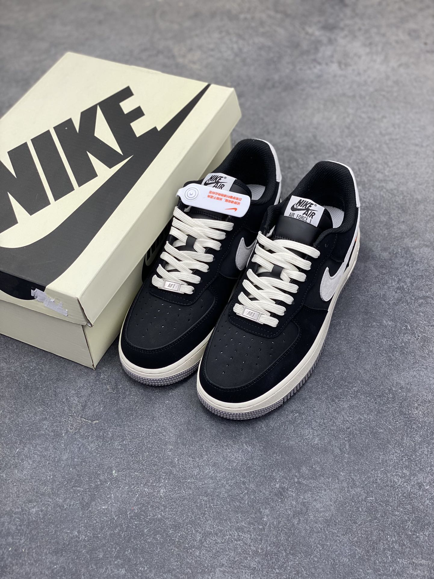 图片[8]-NIke Air Force 1 ‘07 Low 墨黑灰白 空军一号低帮 运动鞋 休闲鞋 折边针车 工艺难度大 原楦头原纸板 高端定制鞋盒 原厂鞋底 超高清洁度 细节完美 货号：FQ3544-001 尺码：36 36.5 37.5 38 38.5 39 40 40.5 41 42 42.5 43 44 44.5 45-选品中心