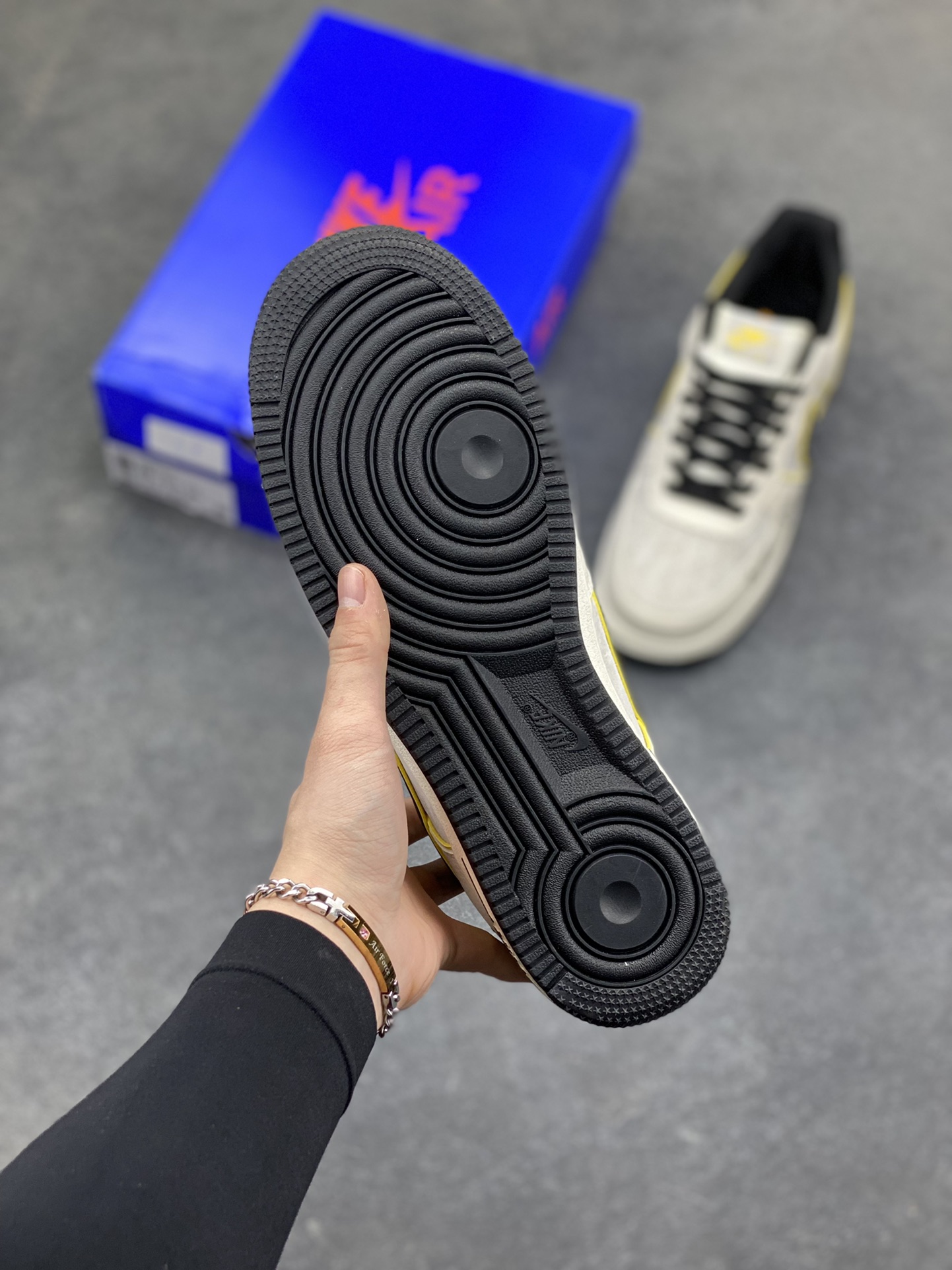 图片[5]-童趣奢潮碰撞！AF1 Low x Disney 联名款唤醒童年DNA 当Nike Air Force 1 Low的经典街头骨架遇上迪士尼的童话基因，这双SY1388-021联名款直接把「潮玩童趣」焊在了鞋面上！ 鞋身以奶白荔枝纹皮革搭配浅灰磨砂皮打造基底，黑黄撞色的Swoosh线条利落又俏皮，黄色包边如漫画描边般勾勒出灵动质感。鞋头的米奇轮廓简笔画、鞋侧的Disney手写体标识，将迪士尼的经典元素以手绘风呈现，细节处满是童真巧思；黑白撞色鞋带搭配经典AF1中底的「AIR」标识，保留了空军一号的街头底蕴，让童趣与潮流实现完美平衡。 作为AF1与迪士尼的跨界联名，这双鞋既延续了Air Force 1 Low的百搭属性，又凭借迪士尼的IP加持成为吸睛利器。不管是日常出街打造甜酷造型，还是作为迪士尼粉丝的收藏款，这双AF1 Low x Disney联名款都能让你在潮流圈玩转出独特的童趣风格，属于大人的童话潮鞋，入手即解锁双倍快乐！-选品中心