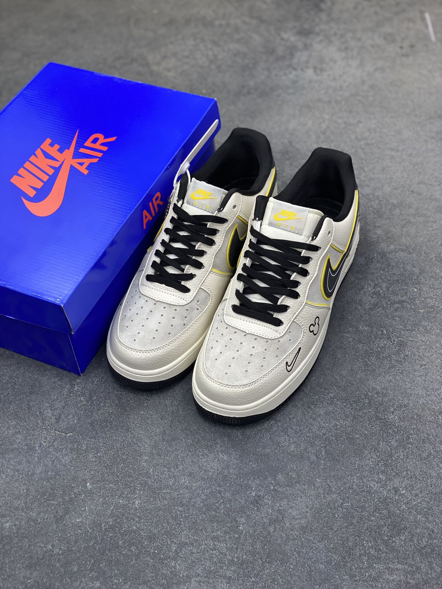 图片[8]-童趣奢潮碰撞！AF1 Low x Disney 联名款唤醒童年DNA 当Nike Air Force 1 Low的经典街头骨架遇上迪士尼的童话基因，这双SY1388-021联名款直接把「潮玩童趣」焊在了鞋面上！ 鞋身以奶白荔枝纹皮革搭配浅灰磨砂皮打造基底，黑黄撞色的Swoosh线条利落又俏皮，黄色包边如漫画描边般勾勒出灵动质感。鞋头的米奇轮廓简笔画、鞋侧的Disney手写体标识，将迪士尼的经典元素以手绘风呈现，细节处满是童真巧思；黑白撞色鞋带搭配经典AF1中底的「AIR」标识，保留了空军一号的街头底蕴，让童趣与潮流实现完美平衡。 作为AF1与迪士尼的跨界联名，这双鞋既延续了Air Force 1 Low的百搭属性，又凭借迪士尼的IP加持成为吸睛利器。不管是日常出街打造甜酷造型，还是作为迪士尼粉丝的收藏款，这双AF1 Low x Disney联名款都能让你在潮流圈玩转出独特的童趣风格，属于大人的童话潮鞋，入手即解锁双倍快乐！-选品中心
