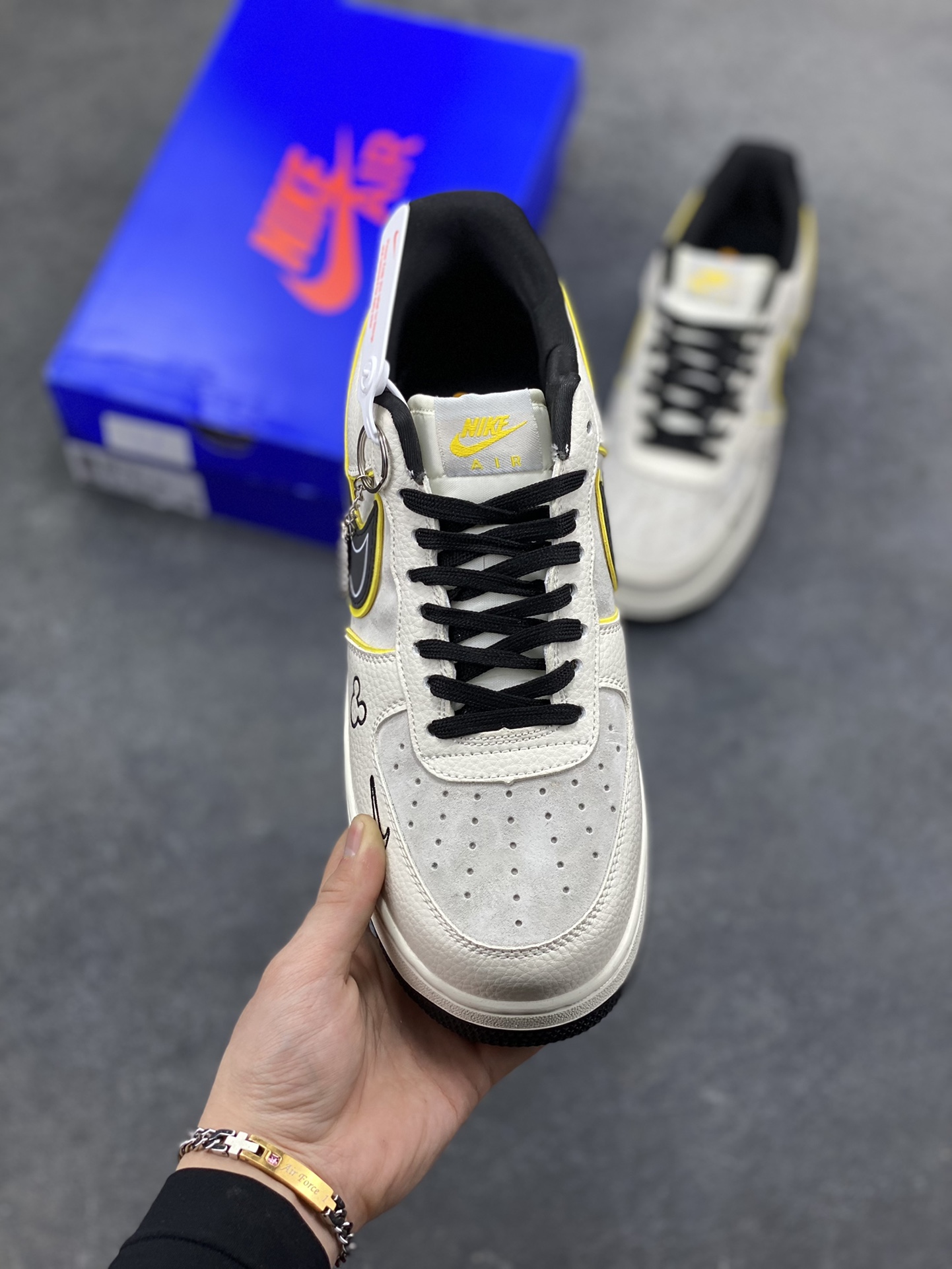 图片[2]-童趣奢潮碰撞！AF1 Low x Disney 联名款唤醒童年DNA 当Nike Air Force 1 Low的经典街头骨架遇上迪士尼的童话基因，这双SY1388-021联名款直接把「潮玩童趣」焊在了鞋面上！ 鞋身以奶白荔枝纹皮革搭配浅灰磨砂皮打造基底，黑黄撞色的Swoosh线条利落又俏皮，黄色包边如漫画描边般勾勒出灵动质感。鞋头的米奇轮廓简笔画、鞋侧的Disney手写体标识，将迪士尼的经典元素以手绘风呈现，细节处满是童真巧思；黑白撞色鞋带搭配经典AF1中底的「AIR」标识，保留了空军一号的街头底蕴，让童趣与潮流实现完美平衡。 作为AF1与迪士尼的跨界联名，这双鞋既延续了Air Force 1 Low的百搭属性，又凭借迪士尼的IP加持成为吸睛利器。不管是日常出街打造甜酷造型，还是作为迪士尼粉丝的收藏款，这双AF1 Low x Disney联名款都能让你在潮流圈玩转出独特的童趣风格，属于大人的童话潮鞋，入手即解锁双倍快乐！-选品中心