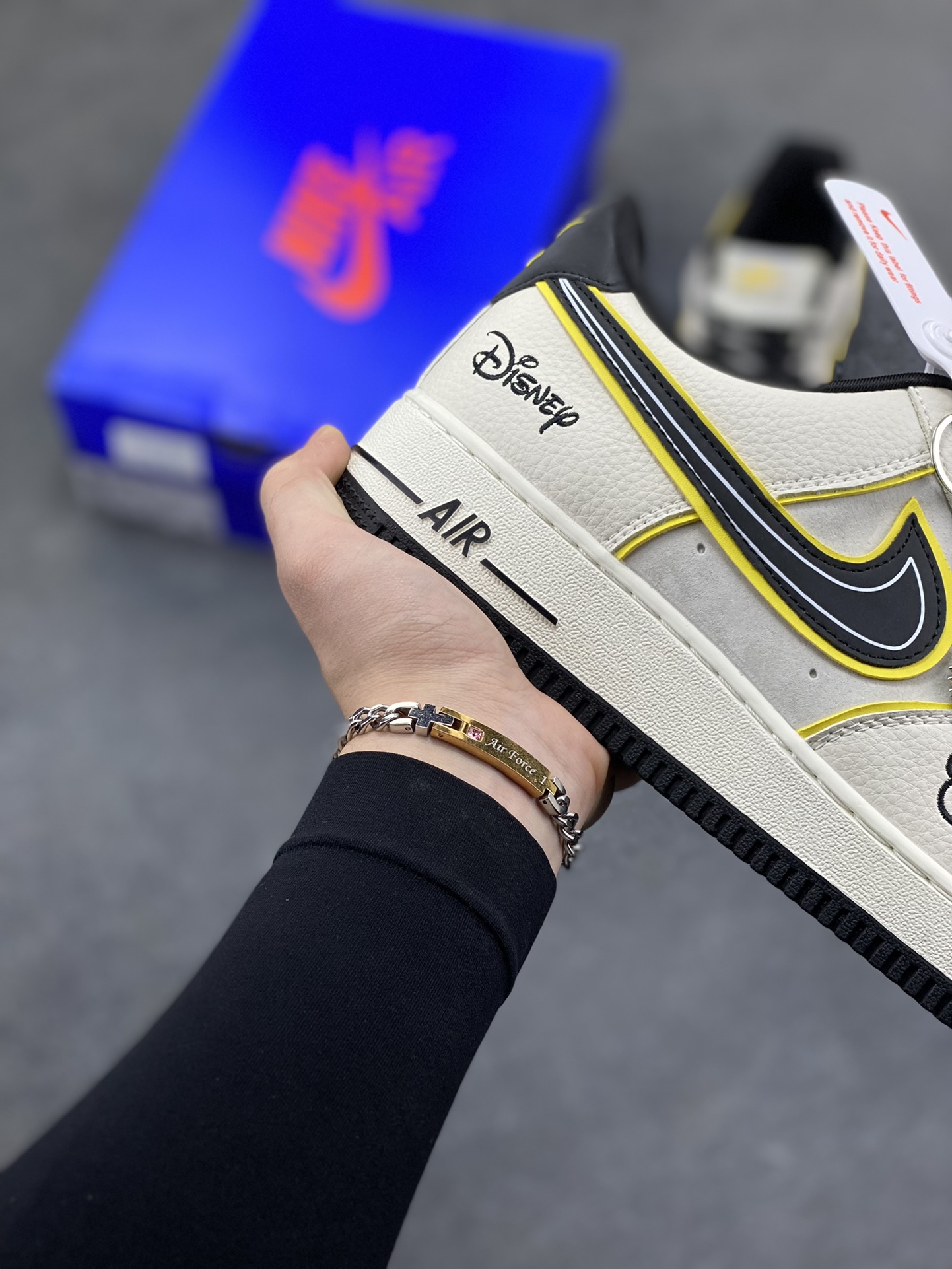 图片[6]-童趣奢潮碰撞！AF1 Low x Disney 联名款唤醒童年DNA 当Nike Air Force 1 Low的经典街头骨架遇上迪士尼的童话基因，这双SY1388-021联名款直接把「潮玩童趣」焊在了鞋面上！ 鞋身以奶白荔枝纹皮革搭配浅灰磨砂皮打造基底，黑黄撞色的Swoosh线条利落又俏皮，黄色包边如漫画描边般勾勒出灵动质感。鞋头的米奇轮廓简笔画、鞋侧的Disney手写体标识，将迪士尼的经典元素以手绘风呈现，细节处满是童真巧思；黑白撞色鞋带搭配经典AF1中底的「AIR」标识，保留了空军一号的街头底蕴，让童趣与潮流实现完美平衡。 作为AF1与迪士尼的跨界联名，这双鞋既延续了Air Force 1 Low的百搭属性，又凭借迪士尼的IP加持成为吸睛利器。不管是日常出街打造甜酷造型，还是作为迪士尼粉丝的收藏款，这双AF1 Low x Disney联名款都能让你在潮流圈玩转出独特的童趣风格，属于大人的童话潮鞋，入手即解锁双倍快乐！-选品中心