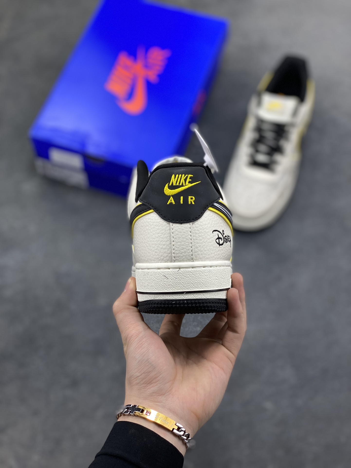 图片[4]-童趣奢潮碰撞！AF1 Low x Disney 联名款唤醒童年DNA 当Nike Air Force 1 Low的经典街头骨架遇上迪士尼的童话基因，这双SY1388-021联名款直接把「潮玩童趣」焊在了鞋面上！ 鞋身以奶白荔枝纹皮革搭配浅灰磨砂皮打造基底，黑黄撞色的Swoosh线条利落又俏皮，黄色包边如漫画描边般勾勒出灵动质感。鞋头的米奇轮廓简笔画、鞋侧的Disney手写体标识，将迪士尼的经典元素以手绘风呈现，细节处满是童真巧思；黑白撞色鞋带搭配经典AF1中底的「AIR」标识，保留了空军一号的街头底蕴，让童趣与潮流实现完美平衡。 作为AF1与迪士尼的跨界联名，这双鞋既延续了Air Force 1 Low的百搭属性，又凭借迪士尼的IP加持成为吸睛利器。不管是日常出街打造甜酷造型，还是作为迪士尼粉丝的收藏款，这双AF1 Low x Disney联名款都能让你在潮流圈玩转出独特的童趣风格，属于大人的童话潮鞋，入手即解锁双倍快乐！-选品中心