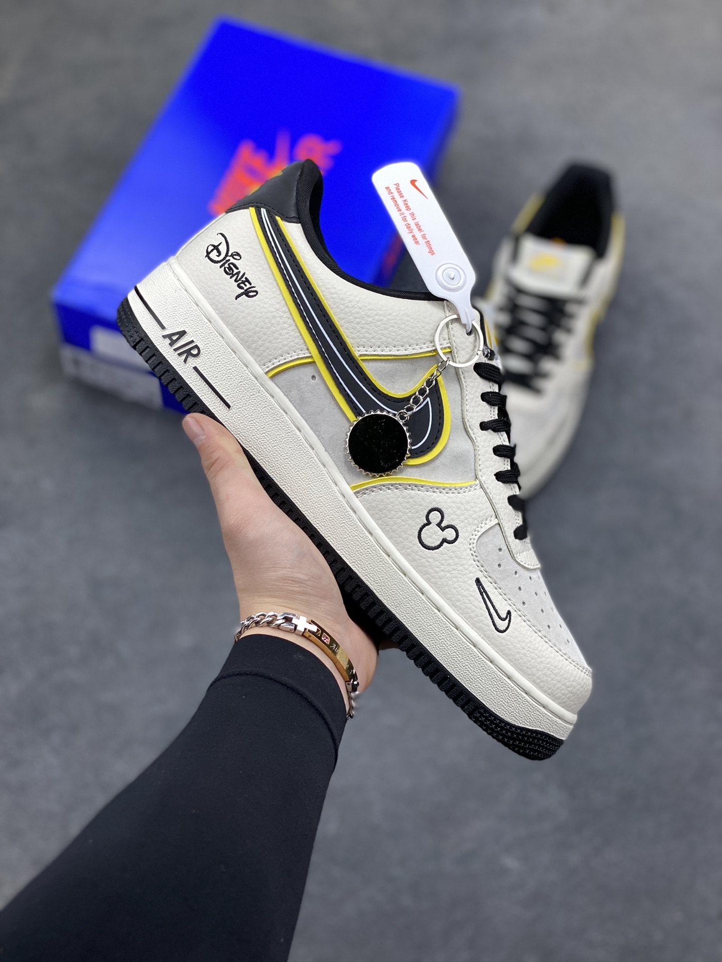 童趣奢潮碰撞！AF1 Low x Disney 联名款唤醒童年DNA 当Nike Air Force 1 Low的经典街头骨架遇上迪士尼的童话基因，这双SY1388-021联名款直接把「潮玩童趣」焊在了鞋面上！ 鞋身以奶白荔枝纹皮革搭配浅灰磨砂皮打造基底，黑黄撞色的Swoosh线条利落又俏皮，黄色包边如漫画描边般勾勒出灵动质感。鞋头的米奇轮廓简笔画、鞋侧的Disney手写体标识，将迪士尼的经典元素以手绘风呈现，细节处满是童真巧思；黑白撞色鞋带搭配经典AF1中底的「AIR」标识，保留了空军一号的街头底蕴，让童趣与潮流实现完美平衡。 作为AF1与迪士尼的跨界联名，这双鞋既延续了Air Force 1 Low的百搭属性，又凭借迪士尼的IP加持成为吸睛利器。不管是日常出街打造甜酷造型，还是作为迪士尼粉丝的收藏款，这双AF1 Low x Disney联名款都能让你在潮流圈玩转出独特的童趣风格，属于大人的童话潮鞋，入手即解锁双倍快乐！-选品中心