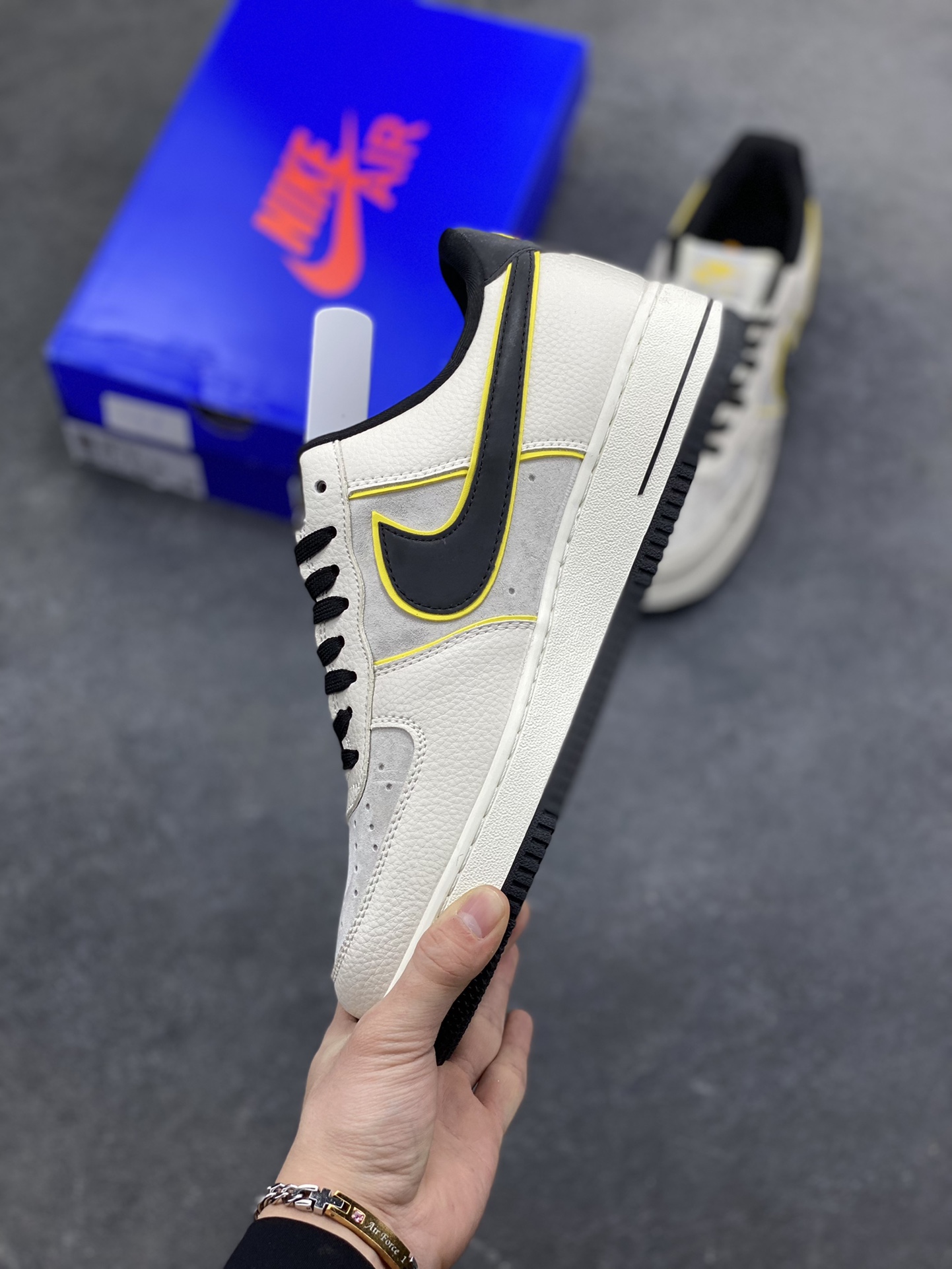 图片[3]-童趣奢潮碰撞！AF1 Low x Disney 联名款唤醒童年DNA 当Nike Air Force 1 Low的经典街头骨架遇上迪士尼的童话基因，这双SY1388-021联名款直接把「潮玩童趣」焊在了鞋面上！ 鞋身以奶白荔枝纹皮革搭配浅灰磨砂皮打造基底，黑黄撞色的Swoosh线条利落又俏皮，黄色包边如漫画描边般勾勒出灵动质感。鞋头的米奇轮廓简笔画、鞋侧的Disney手写体标识，将迪士尼的经典元素以手绘风呈现，细节处满是童真巧思；黑白撞色鞋带搭配经典AF1中底的「AIR」标识，保留了空军一号的街头底蕴，让童趣与潮流实现完美平衡。 作为AF1与迪士尼的跨界联名，这双鞋既延续了Air Force 1 Low的百搭属性，又凭借迪士尼的IP加持成为吸睛利器。不管是日常出街打造甜酷造型，还是作为迪士尼粉丝的收藏款，这双AF1 Low x Disney联名款都能让你在潮流圈玩转出独特的童趣风格，属于大人的童话潮鞋，入手即解锁双倍快乐！-选品中心